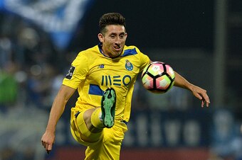 Porto's Mexican midfielder Hector Herrera controls the ball during the Portuguese league football match CD Nacional Funchal vs FC Porto at the Madeira stadium in Funchal on October 1, 2016. / AFP / RUI SILVA        (Photo credit should read RUI SILVA/AFP/