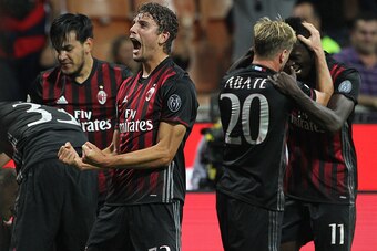 MILAN, ITALY - OCTOBER 02:  Manuel Locatelli of AC Milan celebrates his team-mates goal Gabriel Paletta during the Serie A match between AC Milan and US Sassuolo at Stadio Giuseppe Meazza on October 2, 2016 in Milan, Italy.  (Photo by Marco Luzzani/Getty 