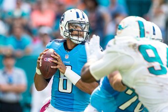 MIAMI GARDENS, FL - OCTOBER 09:  Quarterback Marcus Mariota #8 of the Tennessee Titans looks for a receiver during a NFL game against he Miami Dolphins at Hard Rock Stadium on October 9, 2016 in Miami Gardens, Florida.  (Photo by Ronald C. Modra/Sports Im
