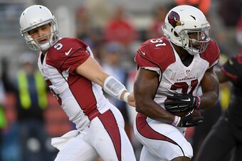 SANTA CLARA, CA - OCTOBER 06:  Drew Stanton #5 of the Arizona Cardinals hands the ball off to running back David Johnson #31 against the San Francisco 49ers during the first half of their NFL game at Levi's Stadium on October 6, 2016 in Santa Clara, Calif