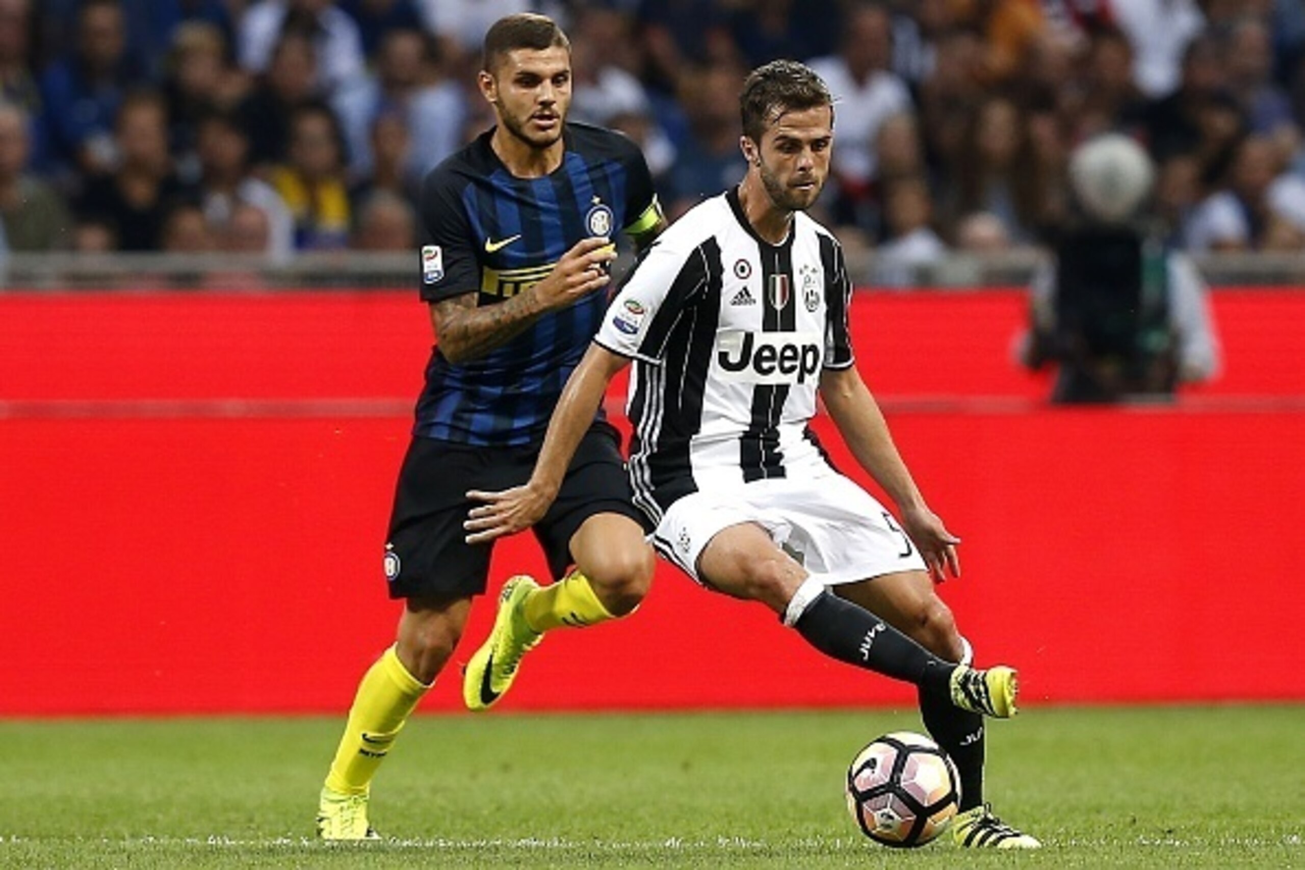 Inter Milan's forward Mauro Emanuel Icardi from Argentina (L) vies with Juventus' midfielder Miralem Pjanic of Bosnia-Herzegovina during the Italian Serie A football match Inter Milan vs Juventus on September 18, 2016 at the 'San Siro Stadium' in Milan. /