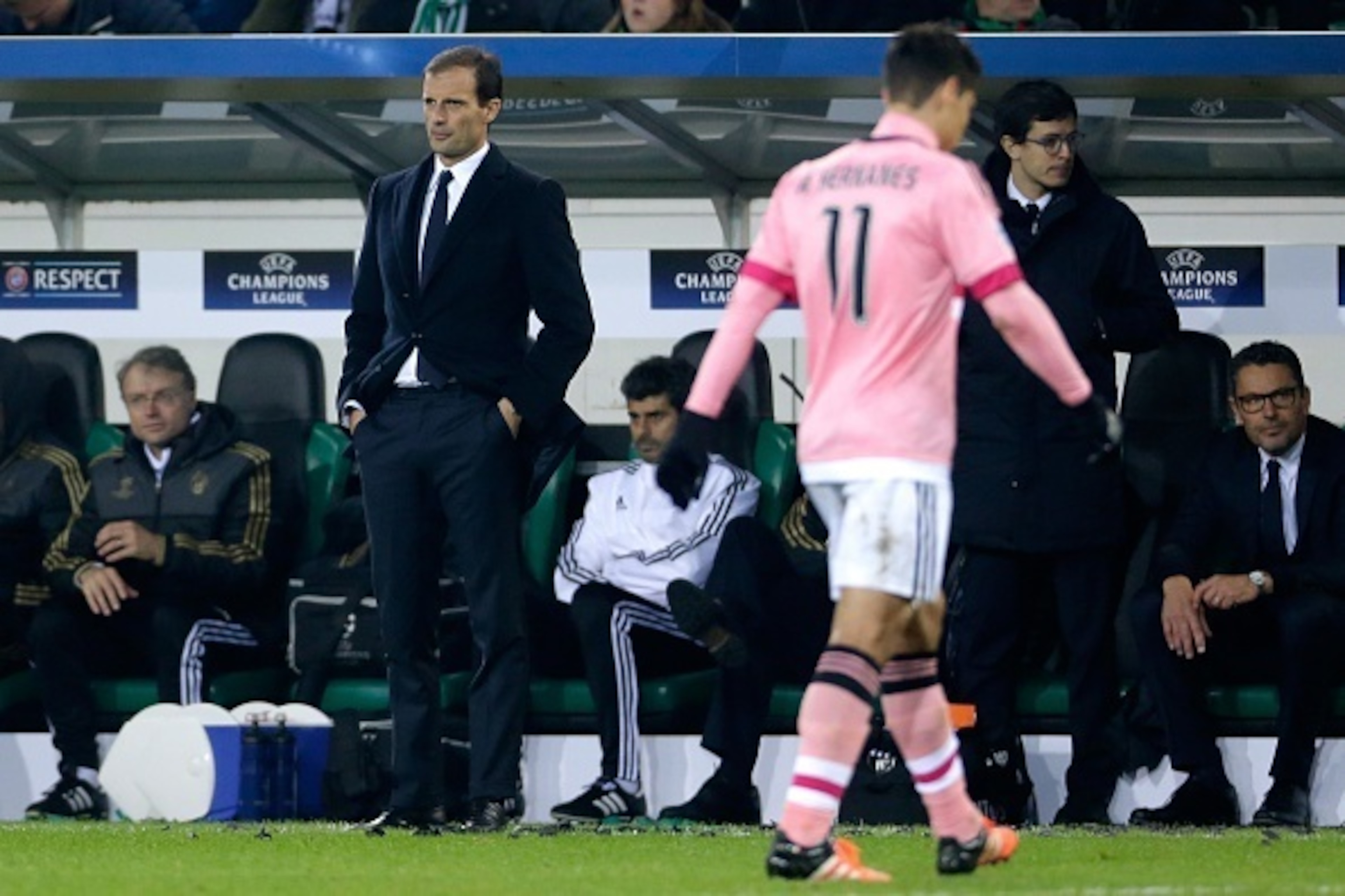 (L-R) coach Massimiliano Allegri of Juventus, Hernanes of Juventus during the UEFA Champions League group D match between Borussia Mönchengladbach and Juventus Turin on November 03, 2015 at Borussia-Park in Monchengladbach, Germany.(Photo by VI Images via (L-R) coach Massimiliano Allegri of Juventus, Hernanes of Juventus during the UEFA Champions League group D match between Borussia Mönchengladbach and Juventus Turin on November 03, 2015 at Borussia-Park in Monchengladbach, Germany.(Photo by VI Images via