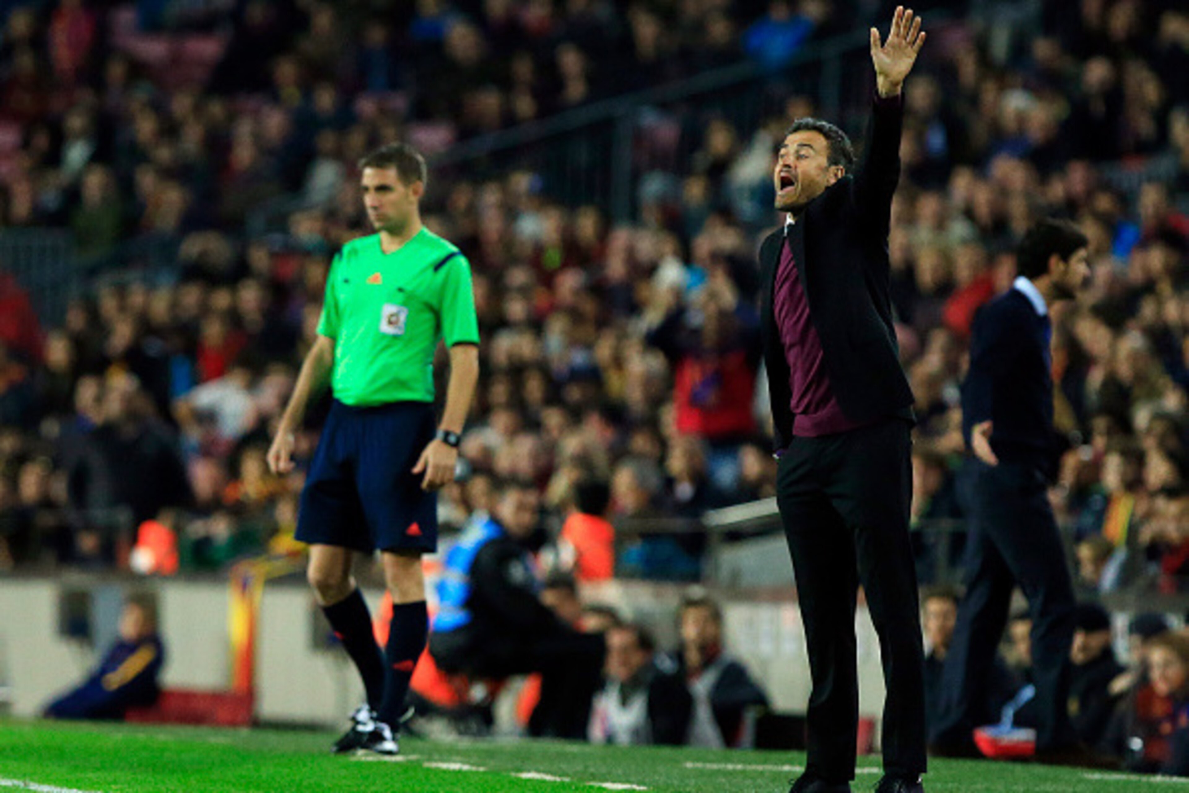 FC Barcelona's Spanish coach Luis Enrique gestures from the sideline during the Spanish league football match FC Barcelona vs RC Deportivo La Coruna at the Camp Nou stadium in Barcelona on December 12, 2015.  AFP PHOTO / PAU BARRENA / AFP / PAU BARRENA   