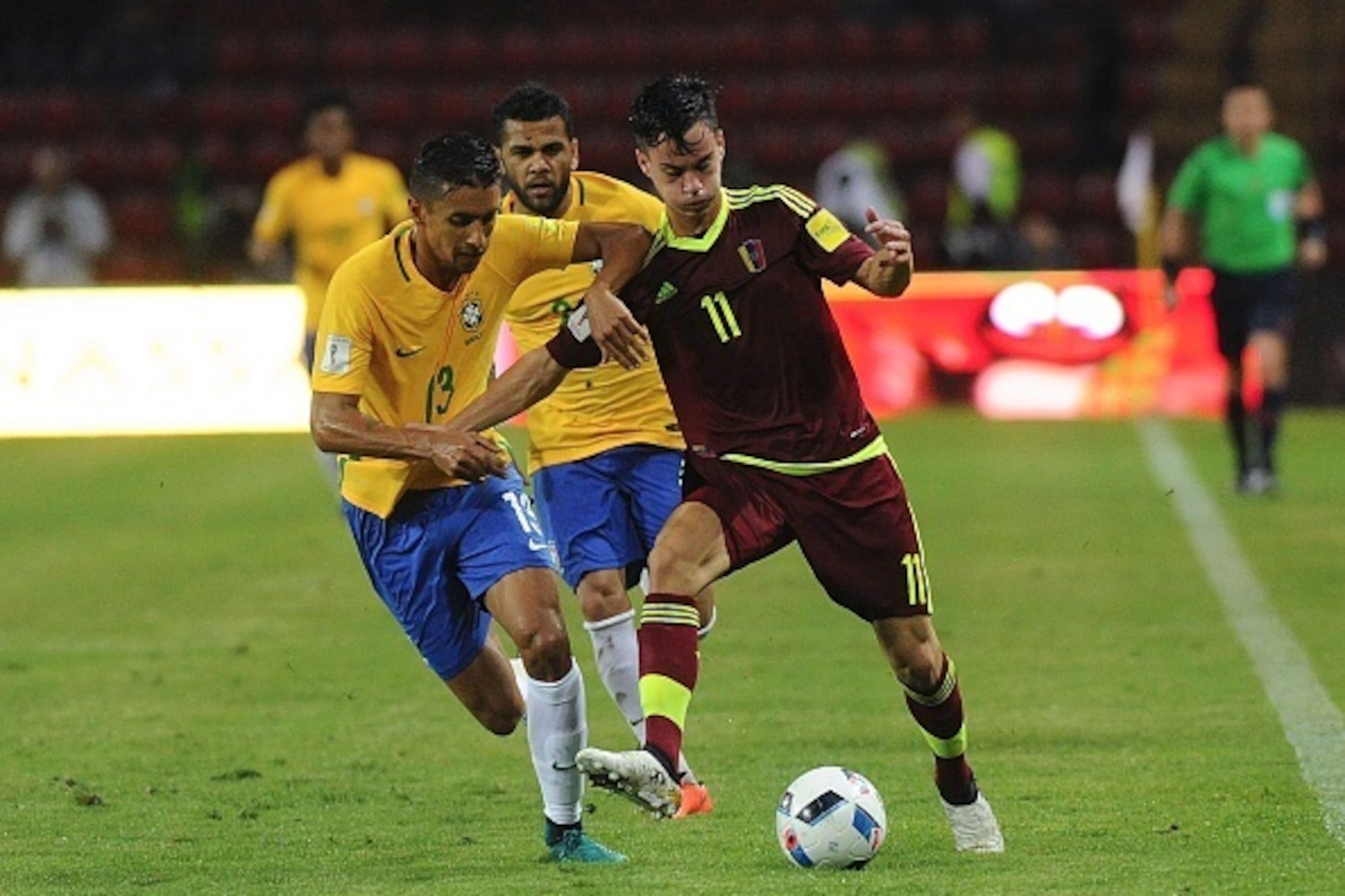 Venezuela's forward Juan Anor (R) and Brazil's Marquinhos vie for the ball during their Russia 2018 World Cup football qualifier match in Merida, Venezuela, on October 11, 2016. / AFP / GEORGE CASTELLANOS        (Photo credit should read GEORGE CASTELLANO