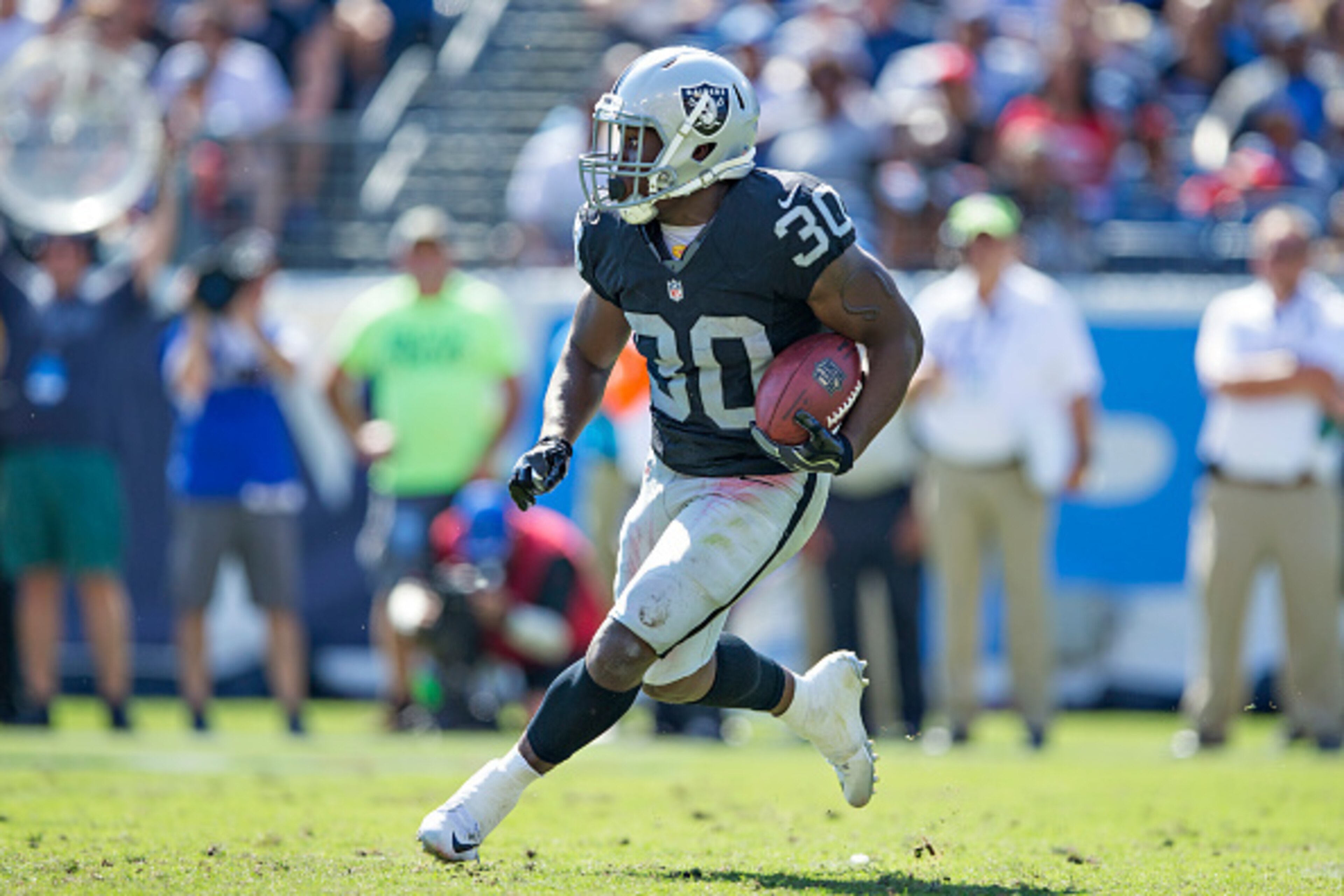 NASHVILLE, TN - SEPTEMBER 25:  Jalen Richard #30 of the Oakland Raiders runs the ball during a game against the Tennessee Titans at Nissan Stadium on September 25, 2016 in Nashville, Tennessee.  The Raiders defeated the Titans 17-10.  (Photo by Wesley Hit