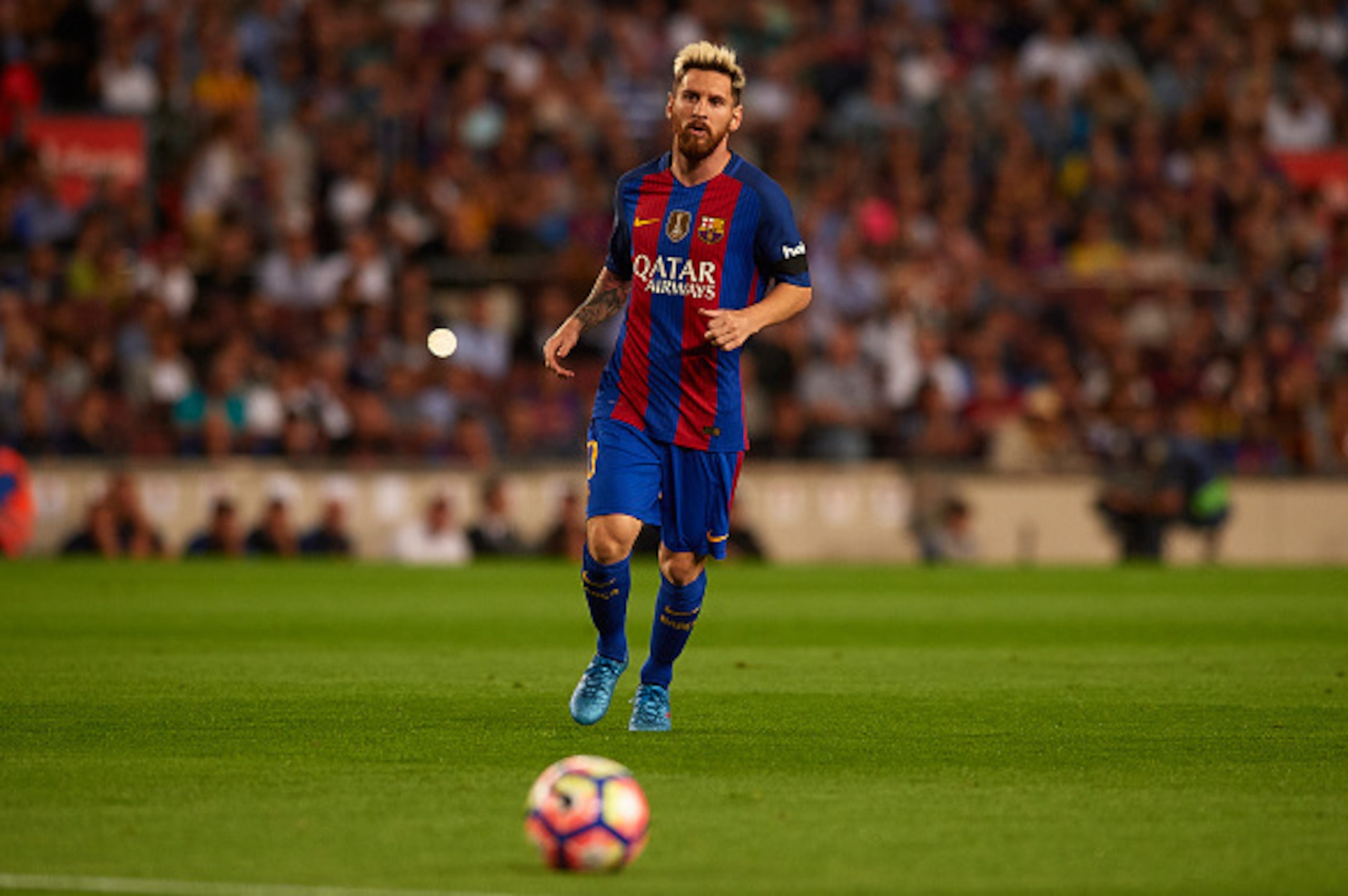 BARCELONA, SPAIN - SEPTEMBER 21:  Lionel Messi of FC Barcelonalooks on during the La Liga match between FC Barcelona and Atletico de Madrid at Camp Nou stadium on September 21, 2016 in Barcelona, Spain.  (Photo by Manuel Queimadelos Alonso/Getty Images)