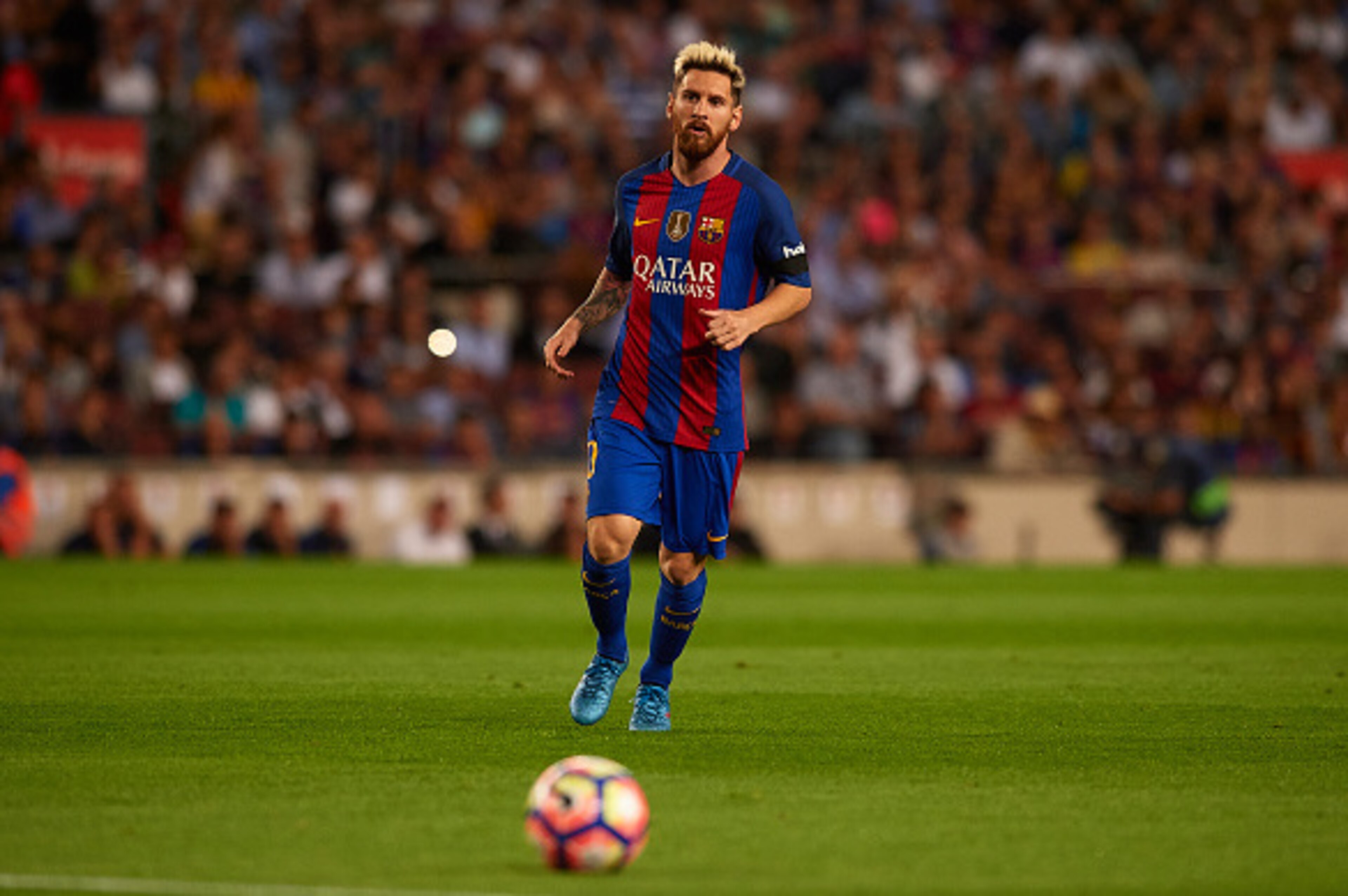 BARCELONA, SPAIN - SEPTEMBER 21:  Lionel Messi of FC Barcelonalooks on during the La Liga match between FC Barcelona and Atletico de Madrid at Camp Nou stadium on September 21, 2016 in Barcelona, Spain.  (Photo by Manuel Queimadelos Alonso/Getty Images)