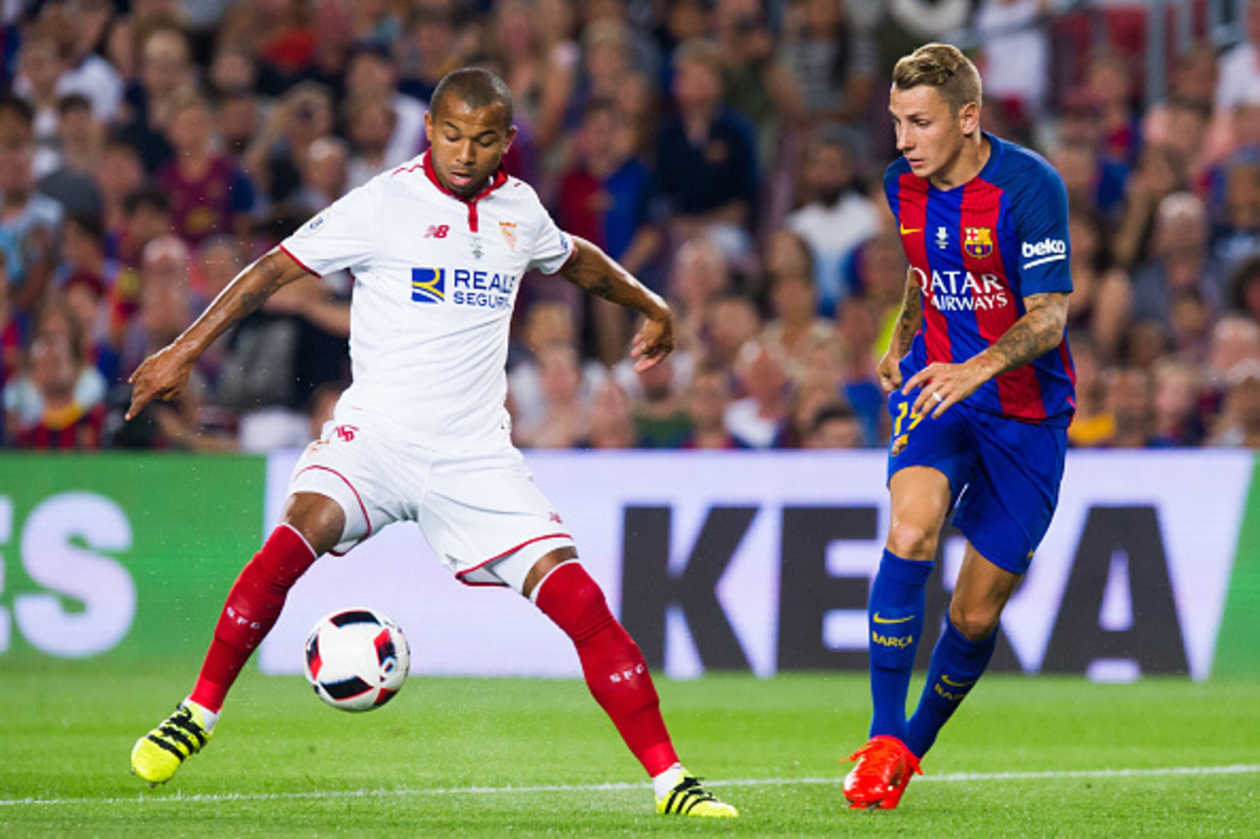 BARCELONA, SPAIN - AUGUST 17: Mariano Ferreira (L) of Sevilla FC controls the ball next to Lucas Digne (R) of FC Barcelona during the Spanish Super Cup Final second leg match between FC Barcelona and Sevilla FC at Camp Nou on August 17, 2016 in Barcelona,