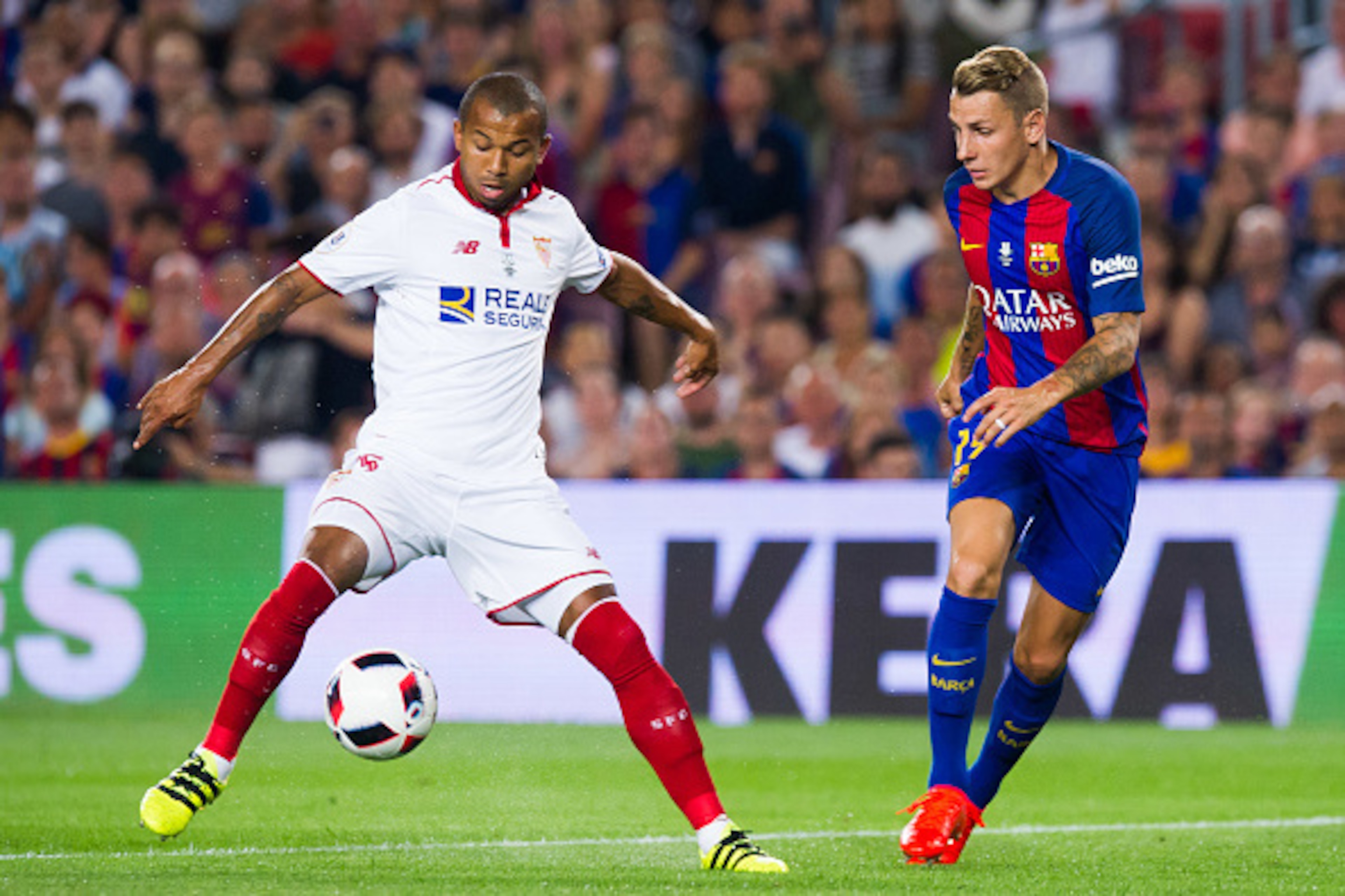 BARCELONA, SPAIN - AUGUST 17: Mariano Ferreira (L) of Sevilla FC controls the ball next to Lucas Digne (R) of FC Barcelona during the Spanish Super Cup Final second leg match between FC Barcelona and Sevilla FC at Camp Nou on August 17, 2016 in Barcelona,