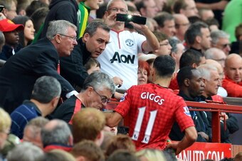 Manchester United's Scottish manager Alex Ferguson shakes hands with Welsh midfielder Ryan Giggs after his substitution on his 600th Premier League appearance for the club during the Premier League football match between Manchester United and Wigan Athlet
