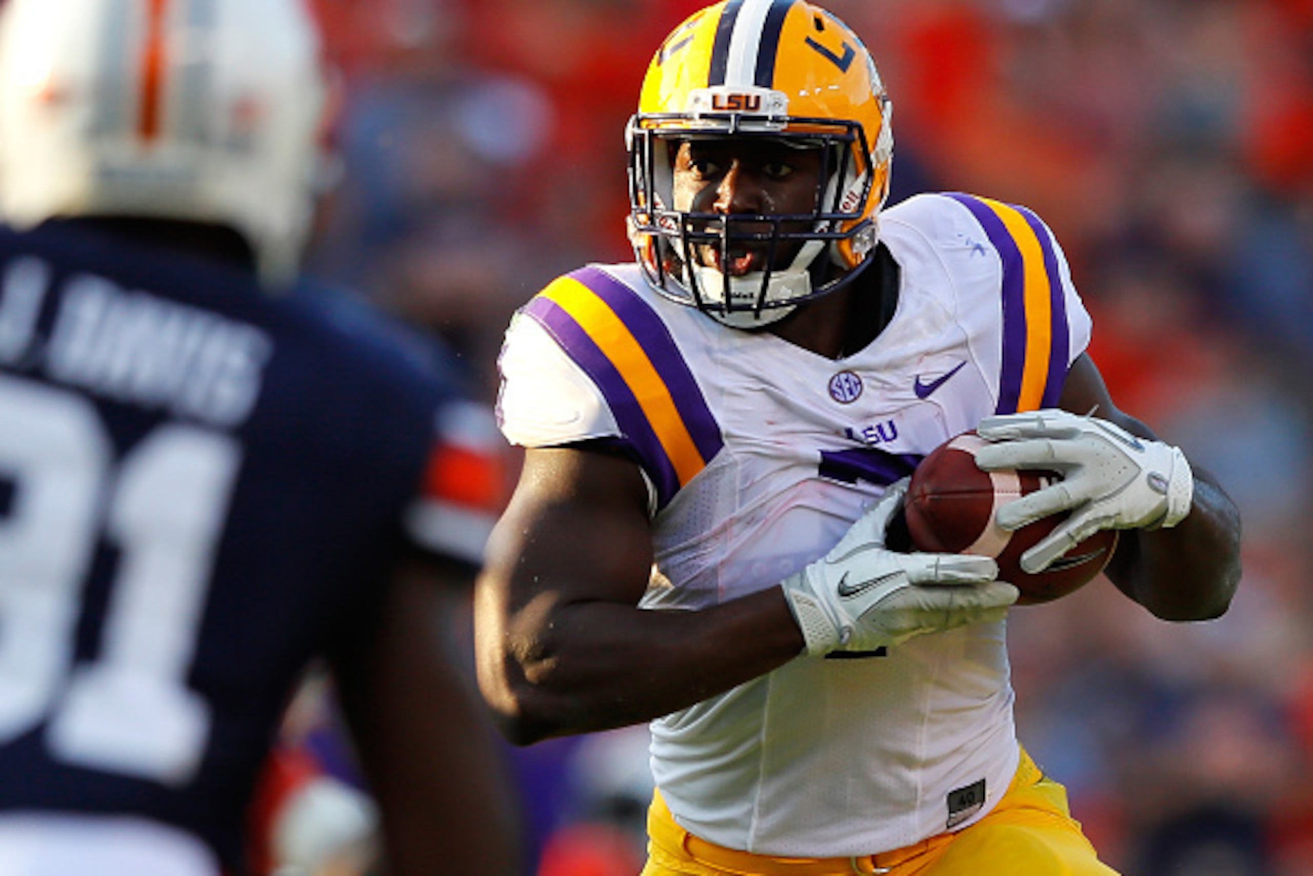 AUBURN, AL - SEPTEMBER 24:  Leonard Fournette #7 of the LSU Tigers rushes against the Auburn Tigers at Jordan-Hare Stadium on September 24, 2016 in Auburn, Alabama.  (Photo by Kevin C. Cox/Getty Images)