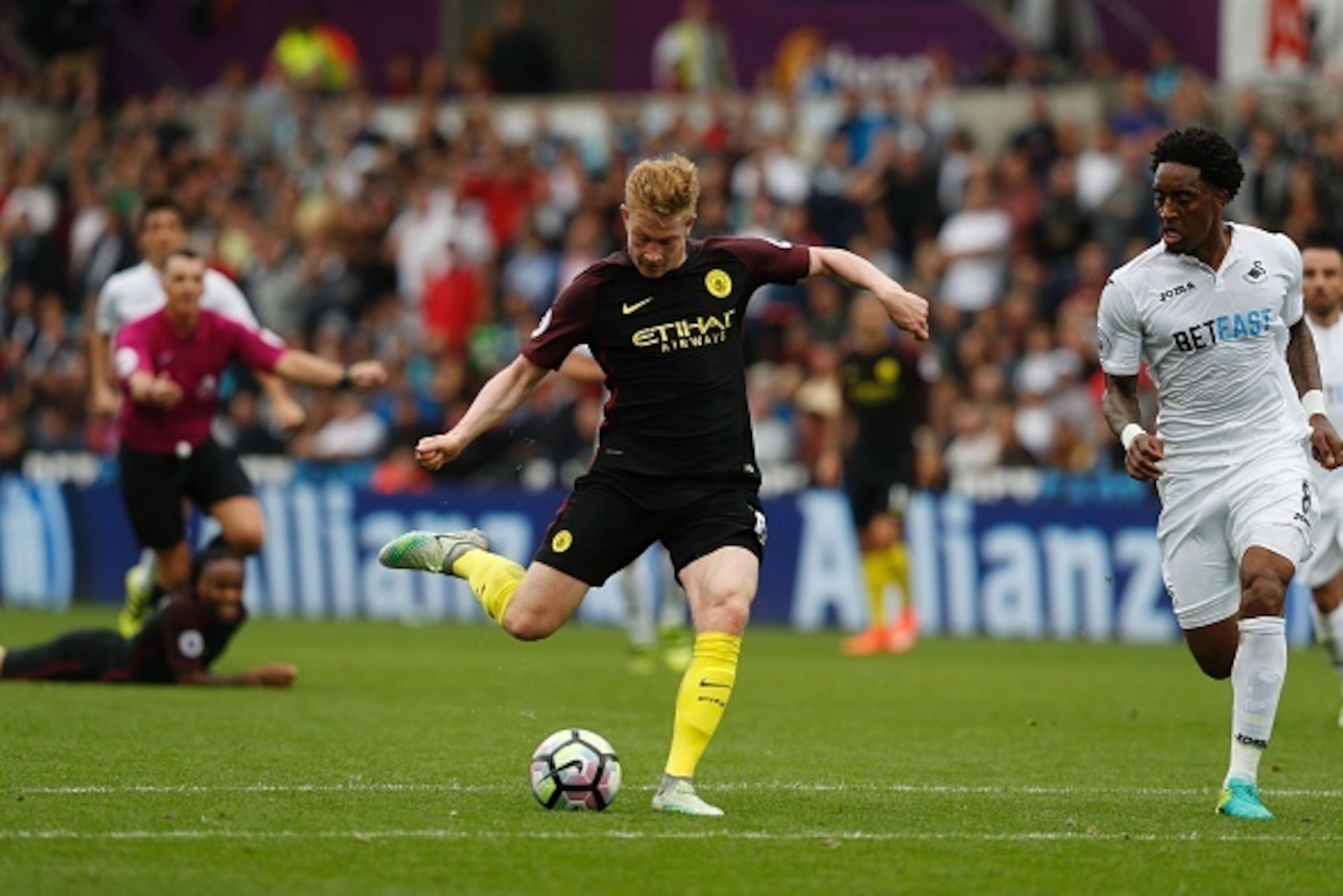 Manchester City's Belgian midfielder Kevin De Bruyne takes a shot that misses the target during the English Premier League football match between Swansea City and Manchester City at The Liberty Stadium in Swansea, south Wales on September 24, 2016. / AFP 