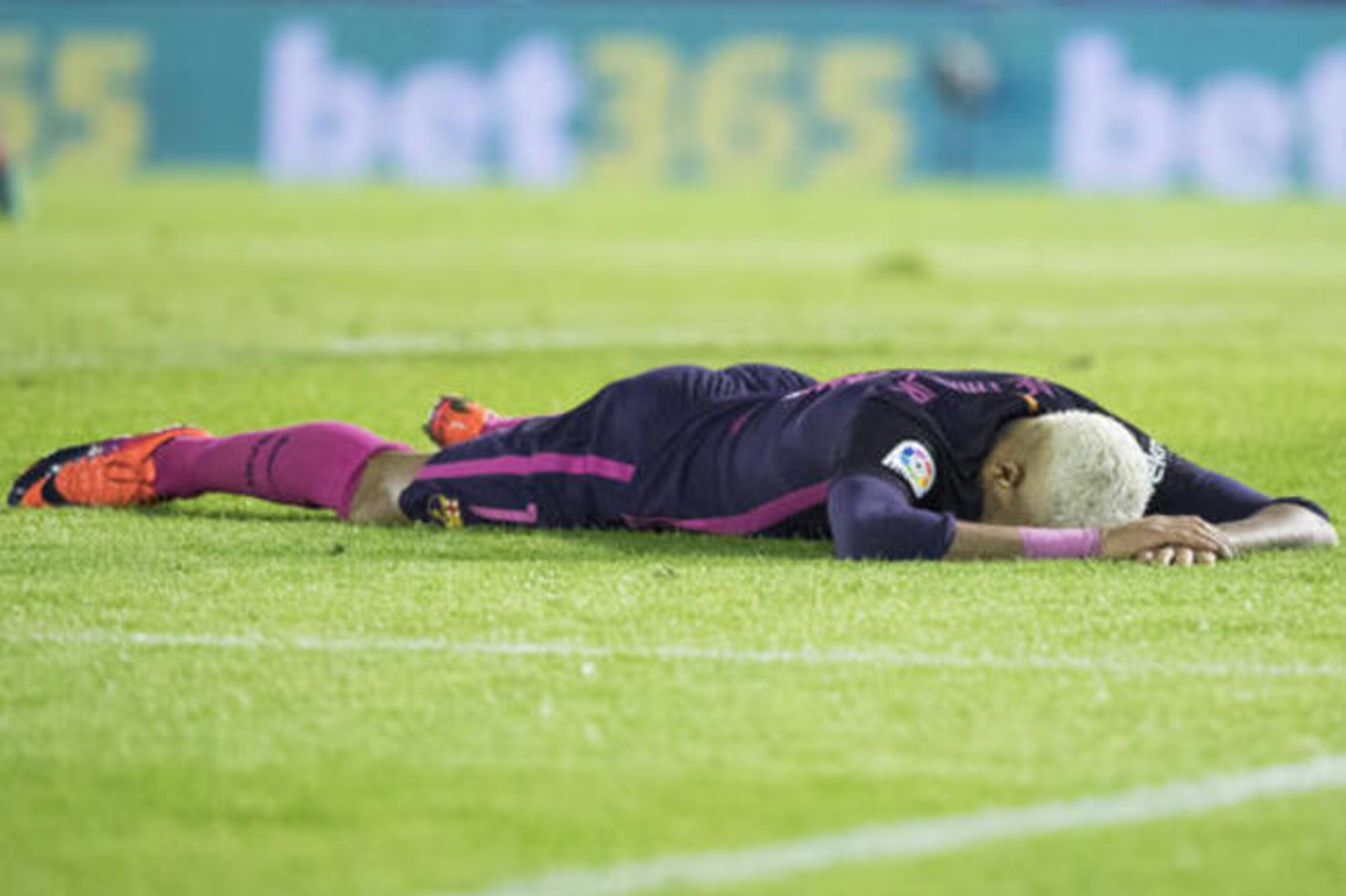 Barcelona lost 4-3 at Celta Vigo to leave Atletico top.