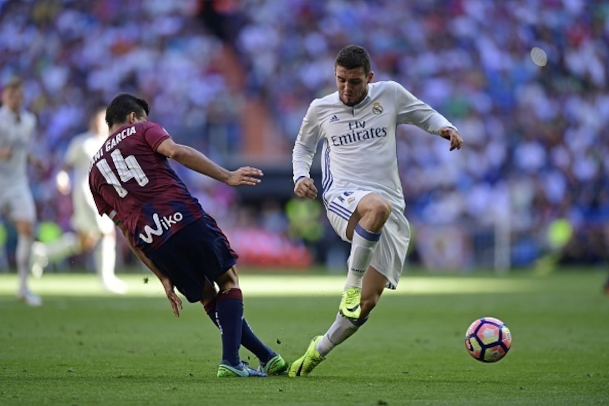 Real Madrid's Croatian midfielder Mateo Kovacic (R) vies with Eibar's midfielder Daniel Garcia Carrillo during the Spanish league football match Real Madrid CF vs SD Eibar at the Santiago Bernabeu stadium in Madrid on October 2, 2016. / AFP / JAVIER SORIA