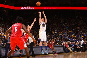 OAKLAND, CA - OCTOBER 4:  Klay Thompson #11 of the Golden State Warriors shoots the ball against the Los Angeles Clippers during a preseason game on October 4, 2016 at ORACLE Arena in Oakland, California. NOTE TO USER: User expressly acknowledges and agre