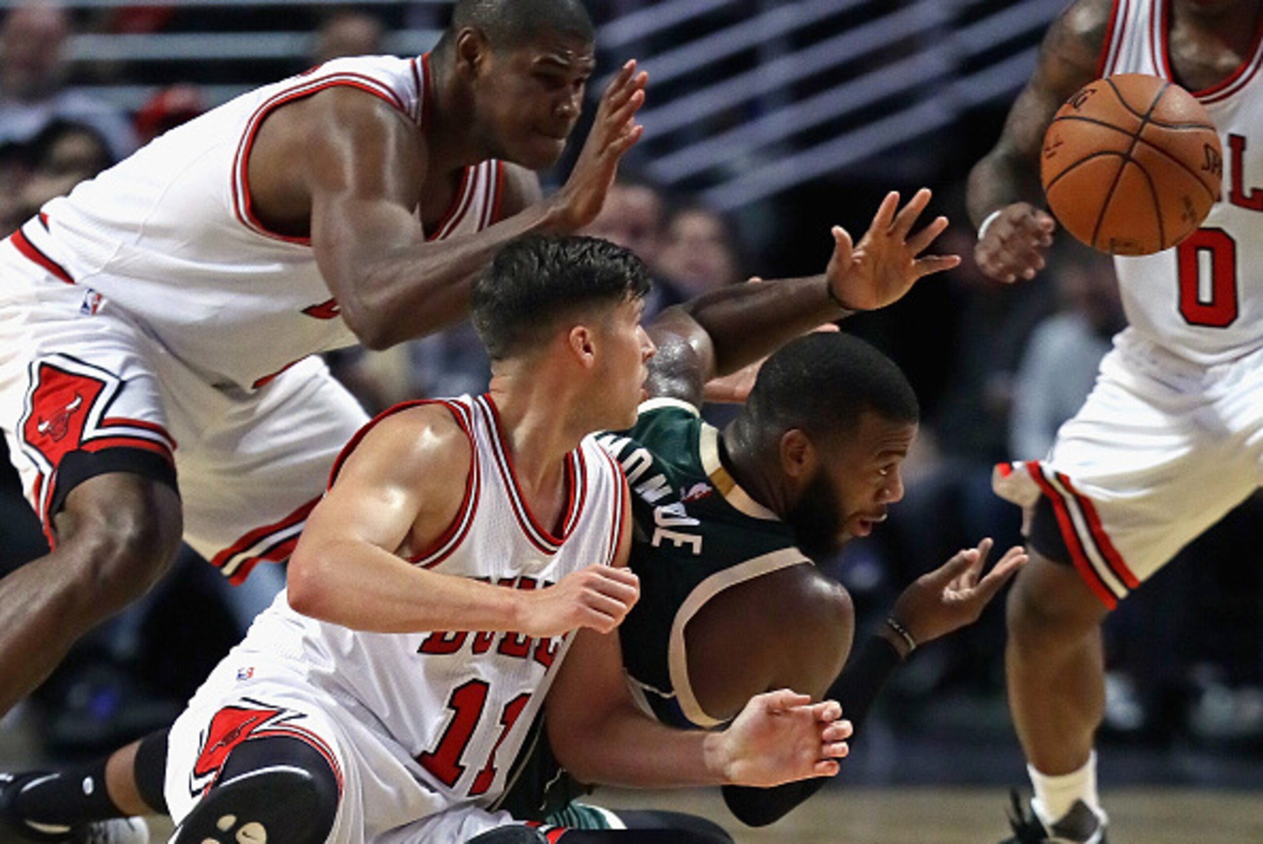 CHICAGO, IL - OCTOBER 03: Greg Monroe #15 of the Milwaukee Bucks passes the ball to a teammate surronded by Doug McDermott #11, Cristiano Felicio #6 and Isaiah Canaan #0 of the Chicago Bulls during a preseason game at the United Center on October 3, 2016 