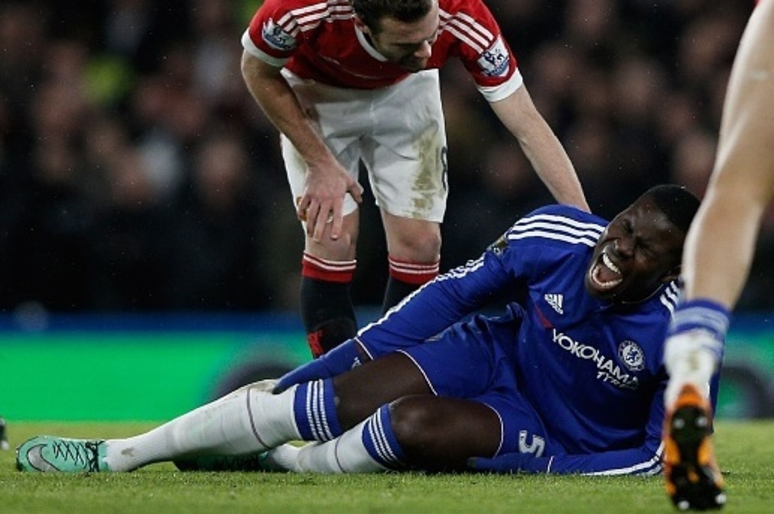 Chelsea's French defender Kurt Zouma clutches his knee during the English Premier League football match between Chelsea and Manchester United at Stamford Bridge in London on February 7, 2016. / AFP / ADRIAN DENNIS / RESTRICTED TO EDITORIAL USE. No use wit
