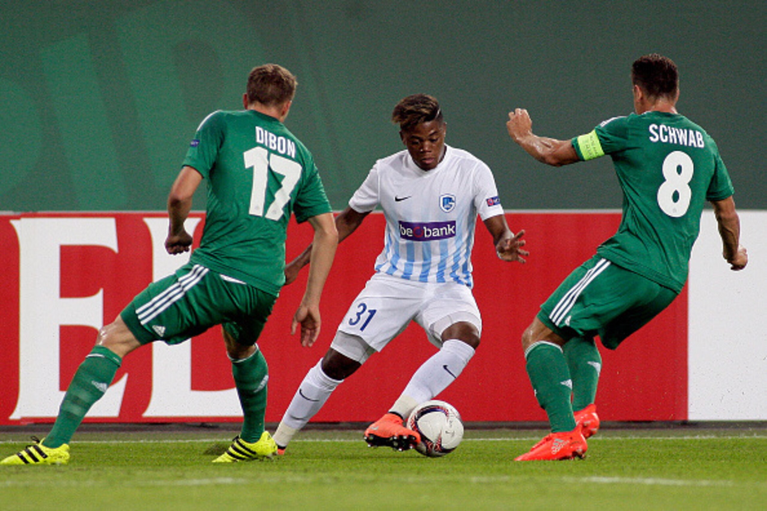 Christopher Dibon (L) and Stefan Schwab (R) of Rapid vie for the ball with Leon Bailey of Genk during the UEFA Europa League Group F football match Rapid Vienna v Genk in Vienna, Austria on September 15, 2016. / AFP / DANIEL MIHAILESCU        (Photo credi