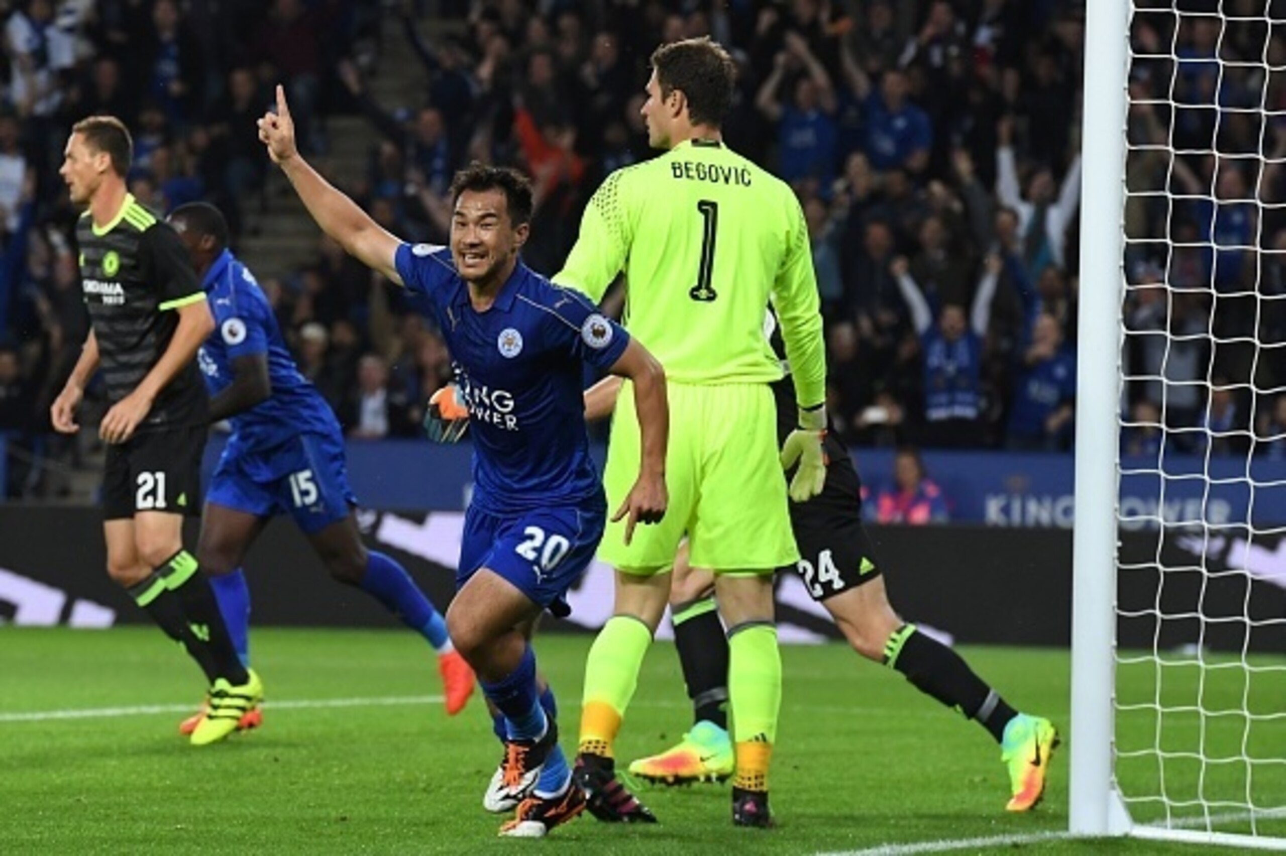 Leicester City's Japanese striker Shinji Okazaki celebrates after scoring the opening goal of the English League Cup third round football match between Leicester City and Chelsea at King Power Stadium in Leicester, central England on September 20, 2016. /