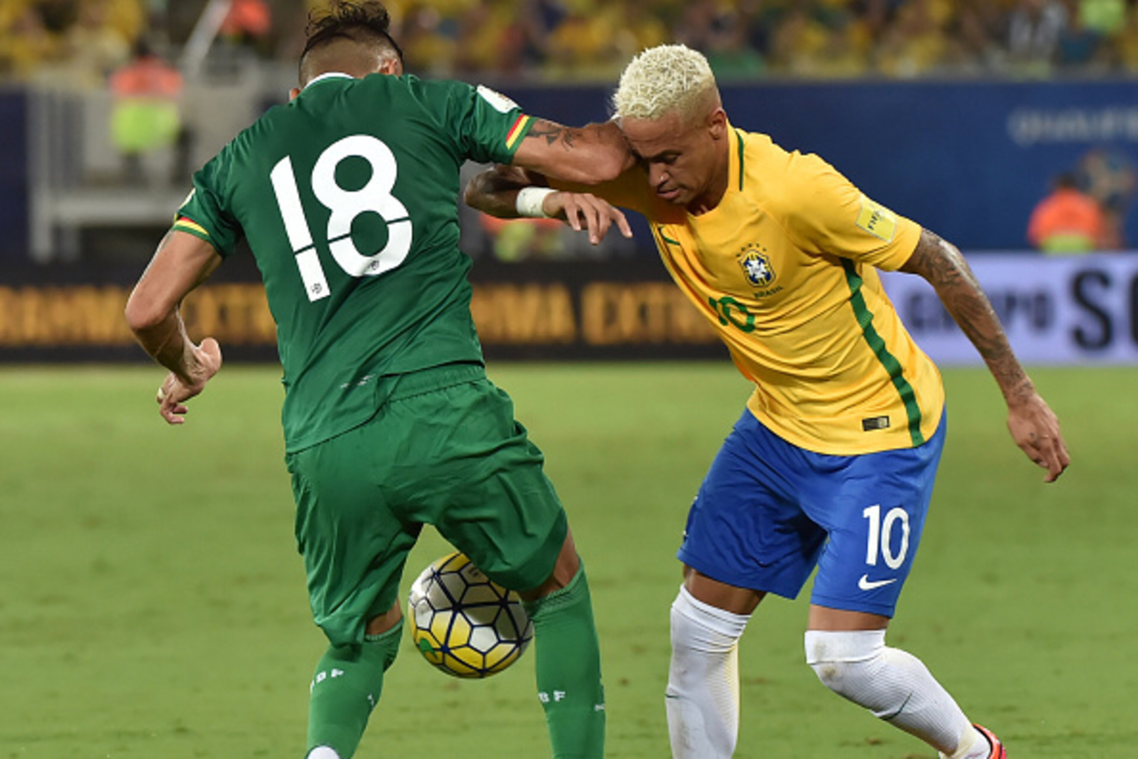 Brazil's Neymar (R) receives an elbow to the face by Bolivia's Yasmani Duk during the Russia 2018 World Cup football qualifier match in Natal, Brazil, on October 6, 2016. / AFP / Nelson ALMEIDA        (Photo credit should read NELSON ALMEIDA/AFP/Getty Ima