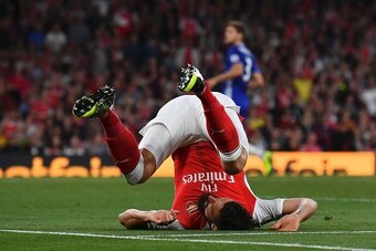 Arsenal's French striker Olivier Giroud rolls on the pitch after making a run in the Chelsea area during the English Premier League football match between Arsenal and Chelsea at the Emirates Stadium in London on September 24, 2016.  / AFP / Ben STANSALL /