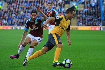 Arsenal's Spanish midfielder Santi Cazorla (R) vies with Burnley's Scottish midfielder George Boyd during the English Premier League football match between Burnley and Arsenal at Turf Moor in Burnley, north west England on October 2, 2016. / AFP / Lindsey