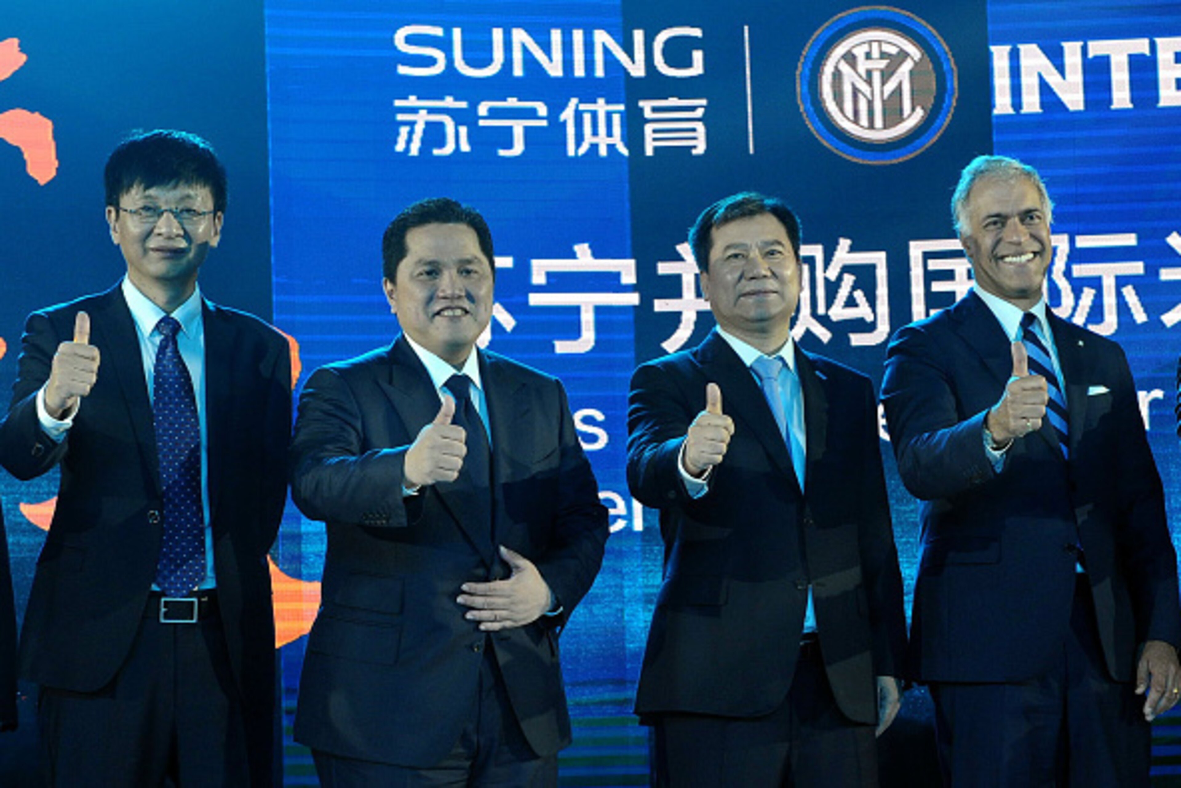Erick Thohir (2nd L), President of Inter Milan and Zhang Jindong (3rd L), chairman of the Suning Holdings Group attend a press conference for Suning's Acquisition of Inter Milan in Nanjing, east China's Jiangsu province on June 6, 2016.  
A Chinese billio
