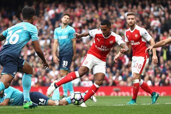 LONDON, ENGLAND - OCTOBER 15: Theo Walcott of Arsenal scores his sides second goal during the Premier League match between Arsenal and Swansea City at Emirates Stadium on October 15, 2016 in London, England.  (Photo by Julian Finney/Getty Images)