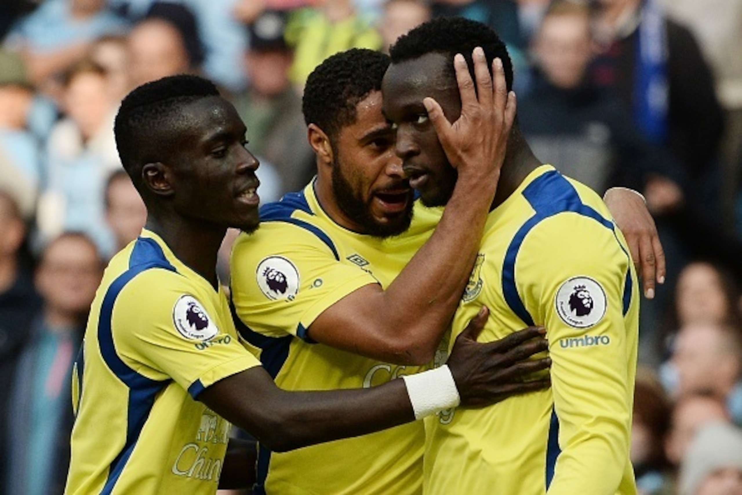 Everton's Belgian striker Romelu Lukaku (R) celebrates with Everton's English-born Welsh defender Ashley Williams (C) after scoring during the English Premier League football match between Manchester City and Everton at the Etihad Stadium in Manchester, n