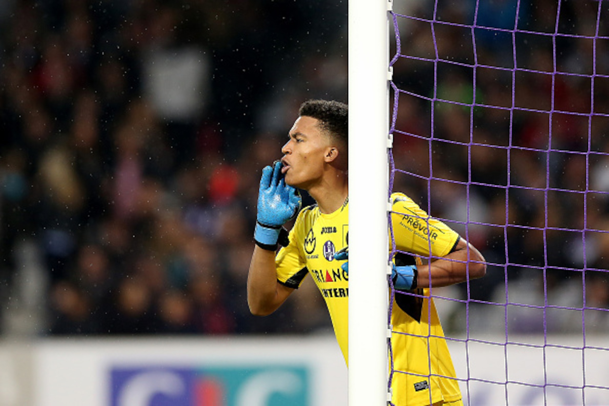 TOULOUSE, FRANCE - OCTOBER 14:  Alban Lafont of Toulouse gestures during the French Ligue 1 match between Toulouse and Monaco at Stadium on October 14, 2016 in Toulouse, France.  (Photo by Romain Perrocheau/Getty Images)