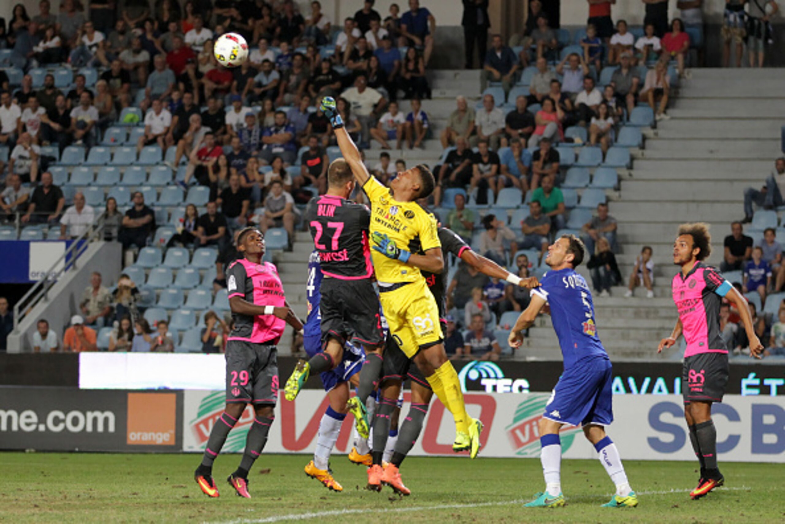 Toulouse's French goalkeeper Alban Lafont boxes the ball  during the French Ligue 1 football match between Bastia (SCB) and Toulouse (TFC) on September 10, 2016 at the Armand Cesari stadium in Bastia on the French Mediterranean island of Corsica. / AFP / 