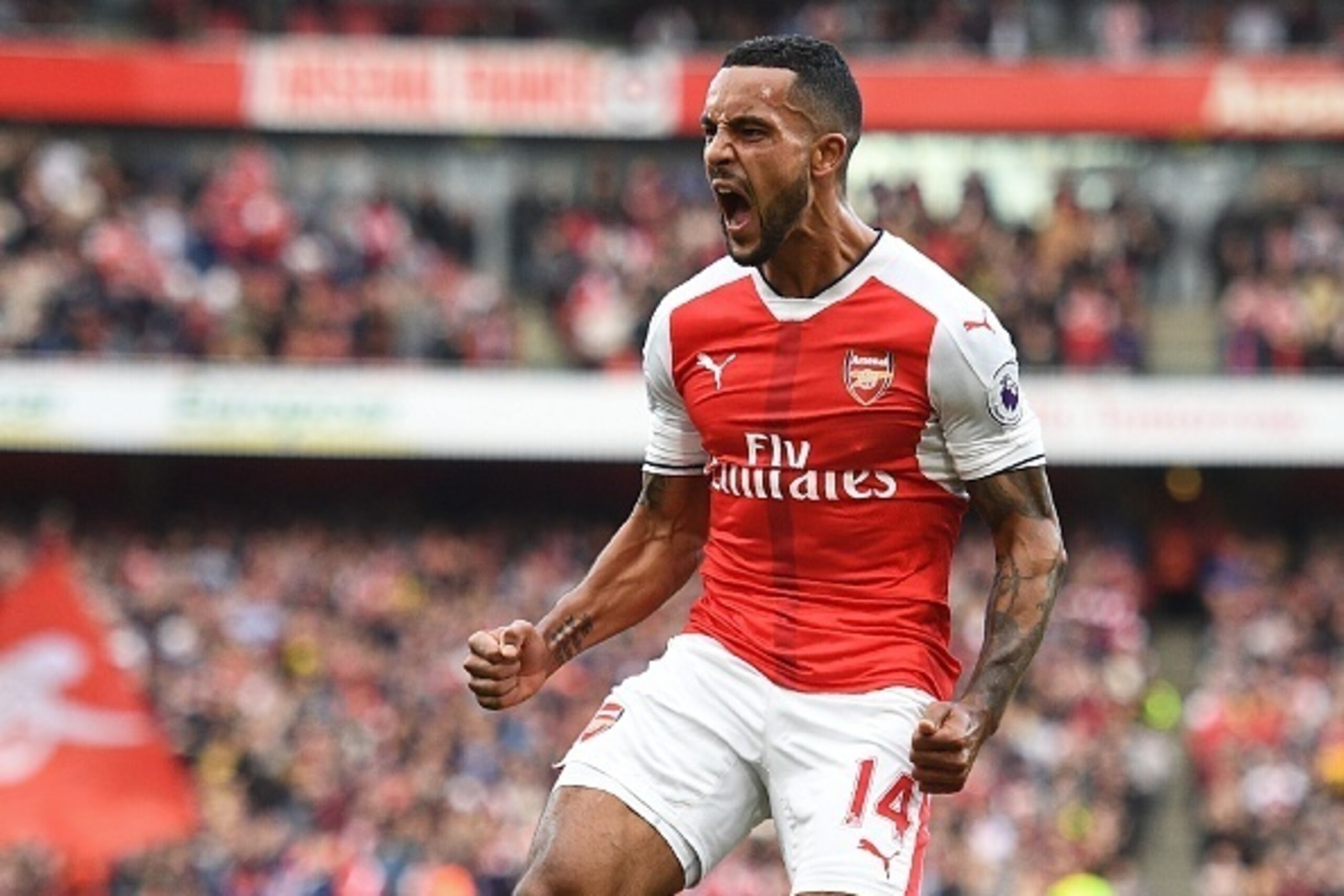 TOPSHOT - Arsenal's English midfielder Theo Walcott celebrates after scoring their second goal during the English Premier League football match between Arsenal and Swansea City at the Emirates Stadium in London on October 15, 2016.  / AFP / Justin TALLIS 
