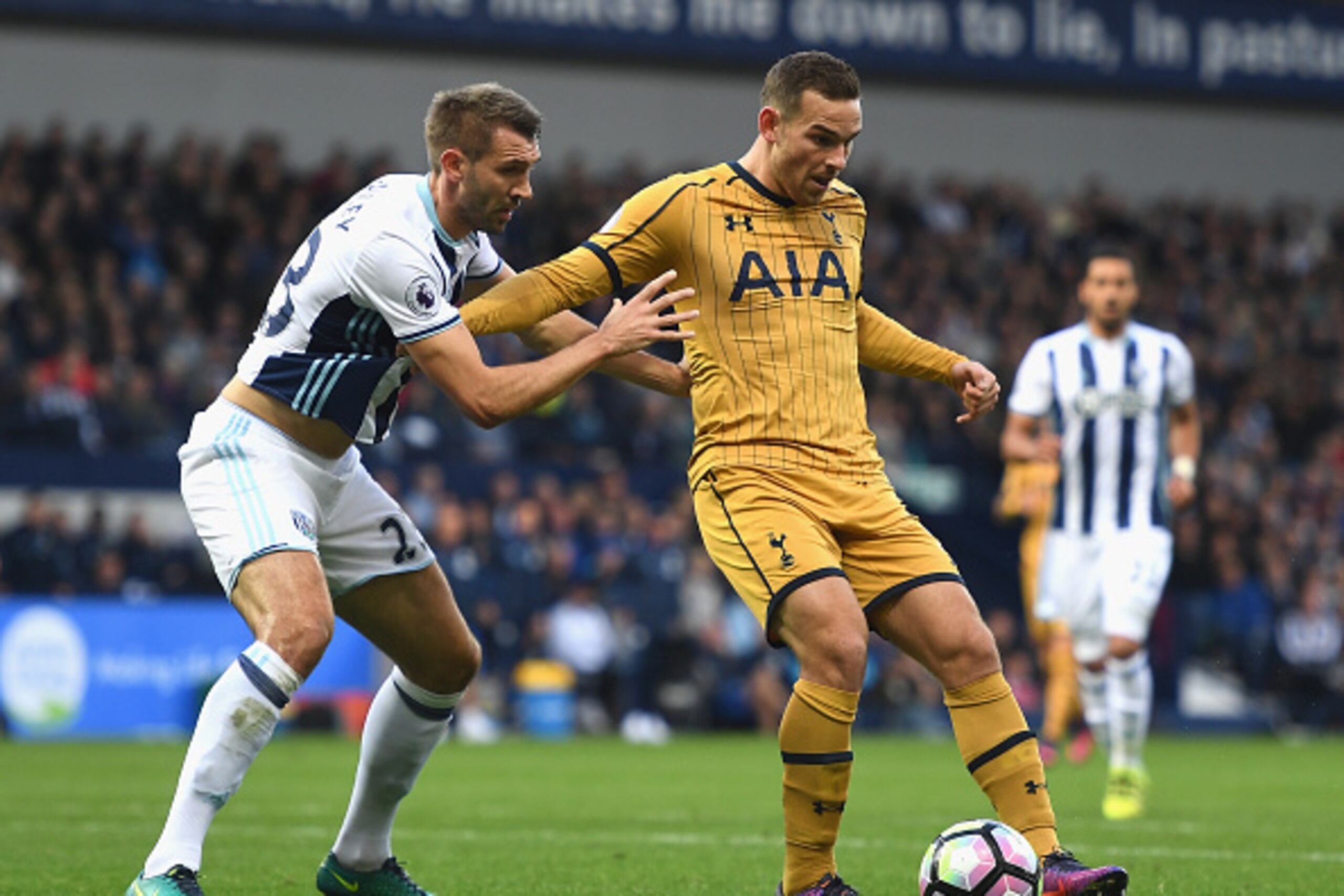 WEST BROMWICH, ENGLAND - OCTOBER 15: Vincent Janssen of Tottenham Hotspur is closed down by Gareth McAuley of West Bromwich Albion during the Premier League match between West Bromwich Albion and Tottenham Hotspur at The Hawthorns on October 15, 2016 in W
