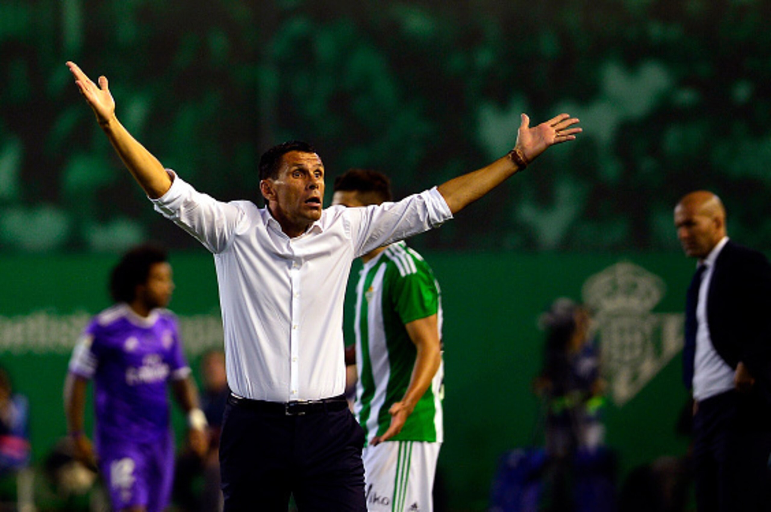 Betis' Uruguayan coach Gustavo Poyet (L) gestures on the sideline during the Spanish league football match Real Betis vs Real Madrid CF at the Benito Villamarin stadium in Sevilla on October 15, 2016. / AFP / CRISTINA QUICLER        (Photo credit should r