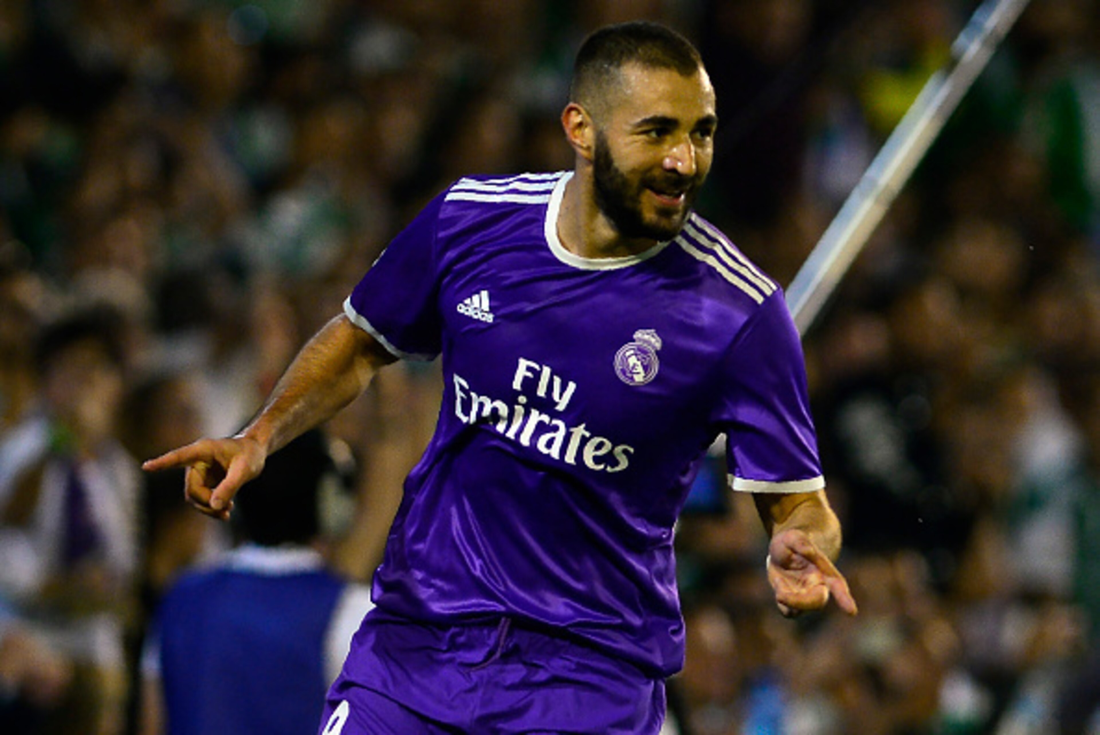 Real Madrid's French forward Karim Benzema celebrates after scoring during the Spanish league football match Real Betis vs Real Madrid CF at the Benito Villamarin stadium in Sevilla on October 15, 2016. / AFP / CRISTINA QUICLER        (Photo credit should