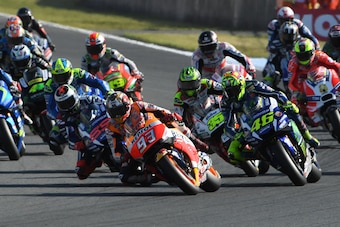 Repsol Honda Team's Spanish rider Marc Marquez leads the pack during the start of the MotoGP Japanese Grand Prix at the Twin Ring Motegi circuit in Motegi on October 16, 2016. / AFP / Toshifumi KITAMURA        (Photo credit should read TOSHIFUMI KITAMURA/