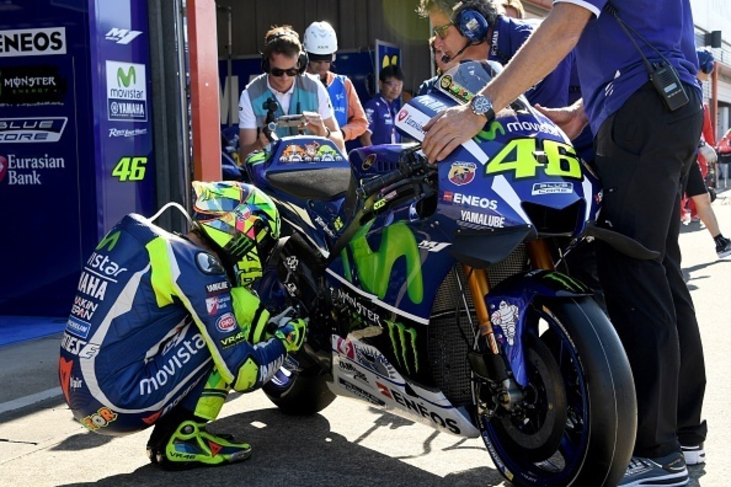 Movistar Yamaha MotoGP's Italian rider Valentino Rossi (R) prepares for the MotoGP warm-up session at the Japanese Grand Prix in the Twin Ring Motegi circuit in Motegi on October 16, 2016. / AFP / TOSHIFUMI KITAMURA        (Photo credit should read TOSHIF