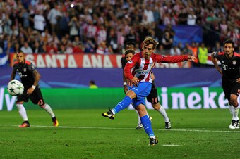 MADRID, SPAIN - SEPTEMBER 28:  Antoine Griezmann of Atletico Madrid misses a penalty during the UEFA Champions League group D match between Club Atletico de Madrid and FC Bayern Muenchen at the Vicente Calderon Stadium on September 28, 2016 in Madrid, Spa