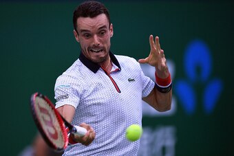 Roberto Bautista Agut of Spain hits a return against Andy Murray of Britain in their men's singles finals match at the Shanghai Masters tennis tournament in Shanghai on October 16, 2016. / AFP / JOHANNES EISELE        (Photo credit should read JOHANNES EI