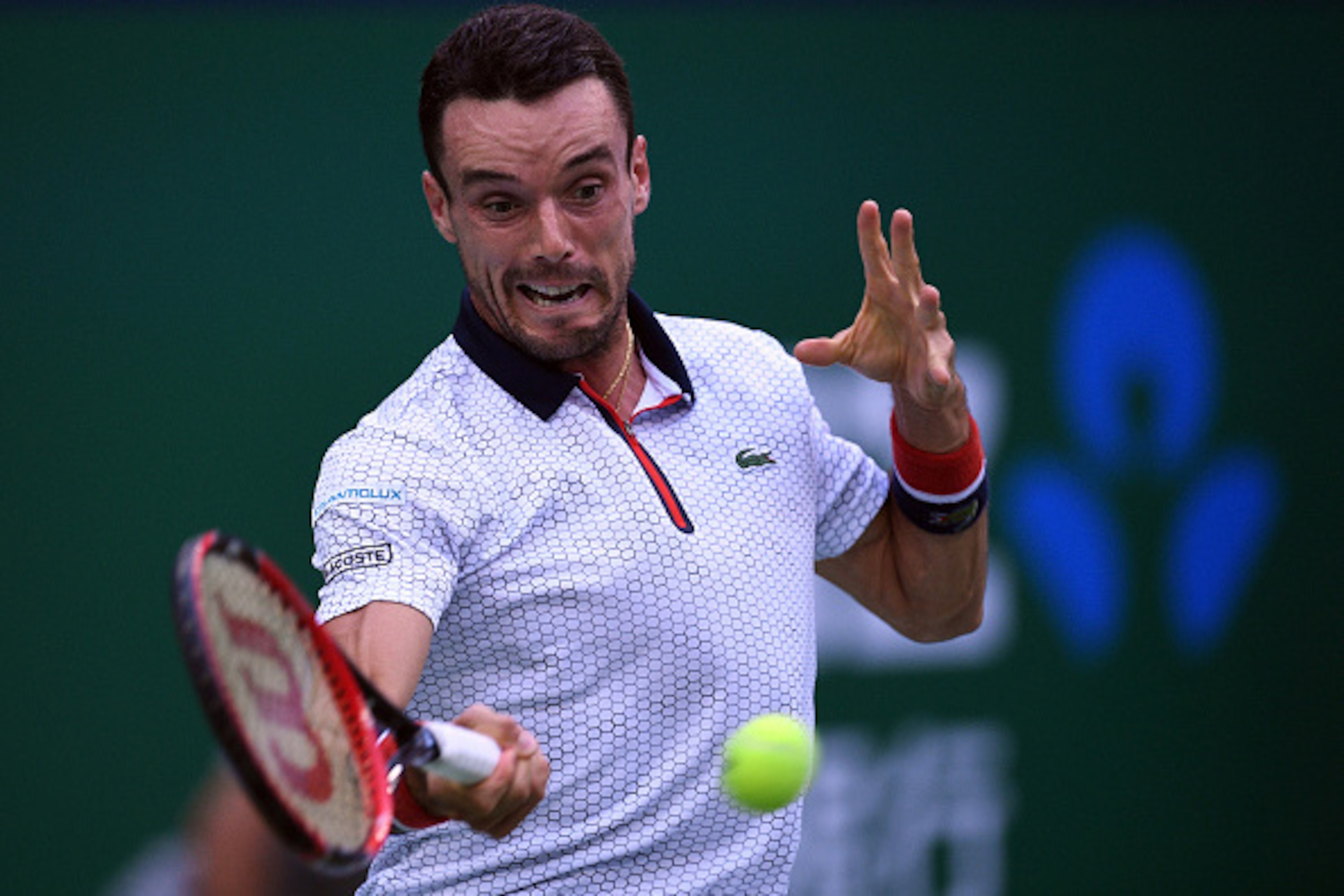 Roberto Bautista Agut of Spain hits a return against Andy Murray of Britain in their men's singles finals match at the Shanghai Masters tennis tournament in Shanghai on October 16, 2016. / AFP / JOHANNES EISELE        (Photo credit should read JOHANNES EI