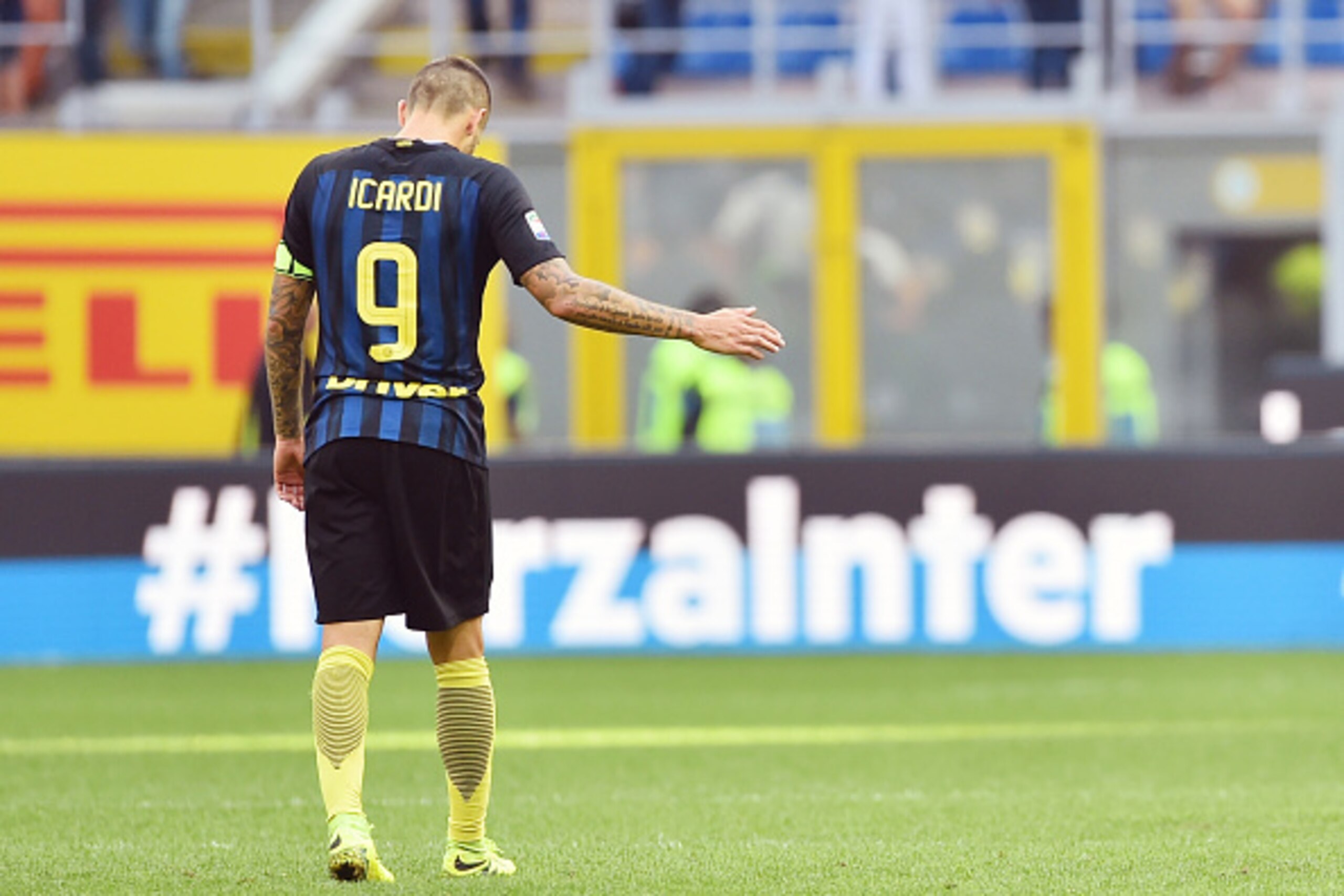 Inter Milan's forward from Argentina Mauro Icardi leaves the pitch at the end of the Italian Serie A football match Inter Milan vs Bologna at 'San Siro' Stadium in Milan on September 25,  2016.   / AFP / GIUSEPPE CACACE        (Photo credit should read GI