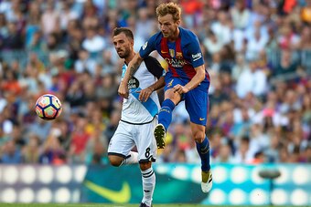 BARCELONA, SPAIN - OCTOBER 15:  Ivan Rakitic (R) of FC Barcelona competes for the ball with Emre Colak of Deportivo de La Coruna during the La Liga match between FC Barcelona and RC Deportivo de La Coruna at Camp Nou stadium on October 15, 2016 in Barcelo