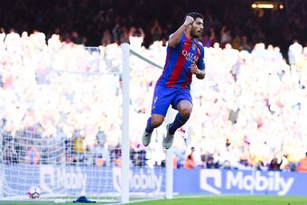 BARCELONA, SPAIN - OCTOBER 15:  Luis Suarez of FC Barcelona celebrates  after scoring his team's third goal during the La Liga match between FC Barcelona and RC Deportivo La Coruna at Camp Nou stadium on October 15, 2016 in Barcelona, Spain.  (Photo by Da