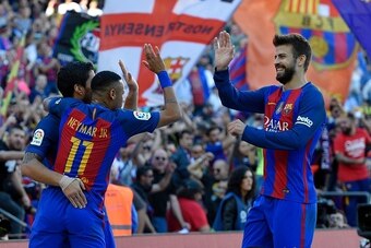 Barcelona's Uruguayan forward Luis Suarez (L) celebrates a goal with Barcelona's Brazilian forward Neymar (C) and Barcelona's defender Gerard Pique (R) during the Spanish league football match FC Barcelona vs RC Deportivo de la Coruna at the Camp Nou stad