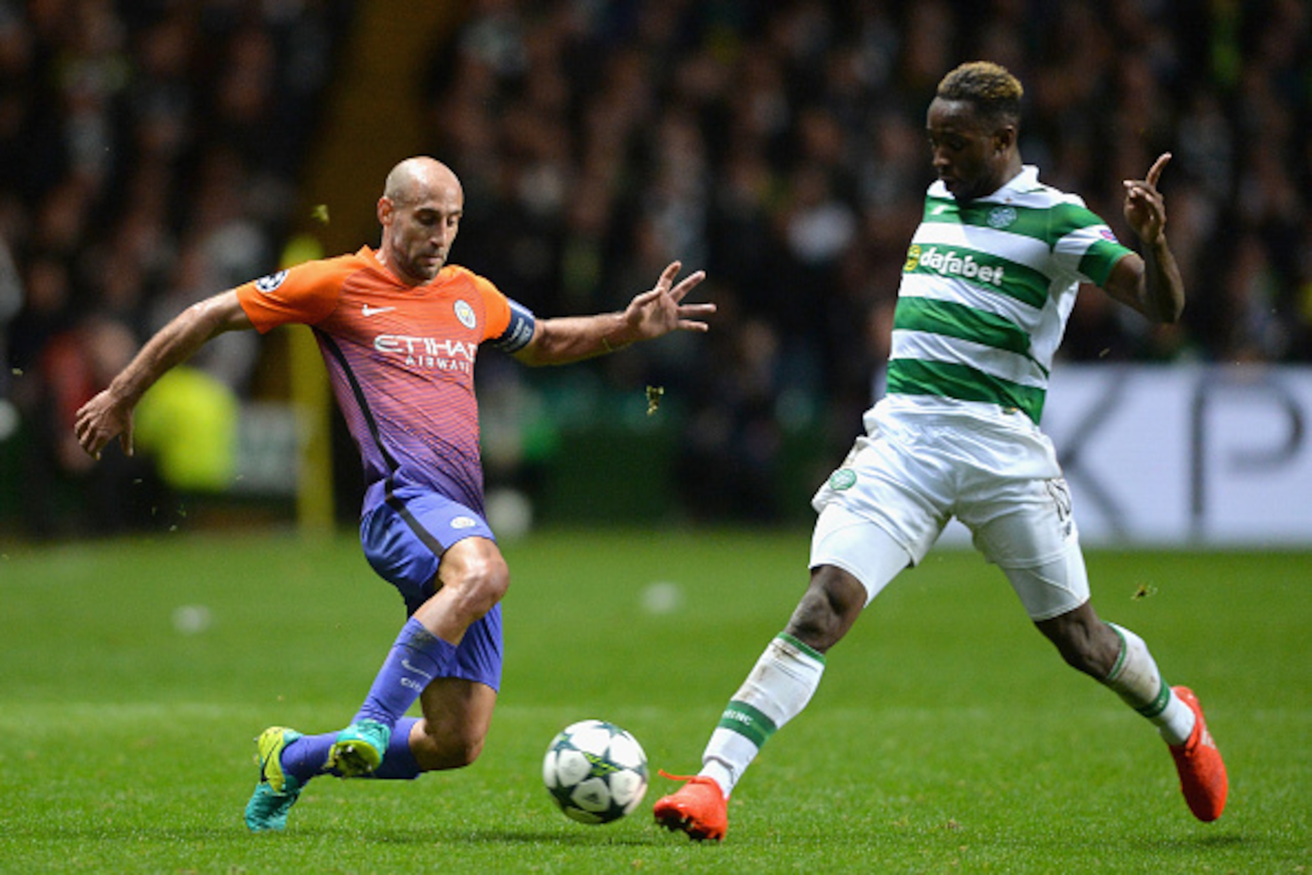 GLASGOW, SCOTLAND - SEPTEMBER 28:  Moussa Dembele of Celtic battles for the ball with Pablo Zabaleta of Manchester City during the UEFA Champions League group C match between Celtic FC and Manchester City FC at Celtic Park on September 28, 2016 in Glasgow