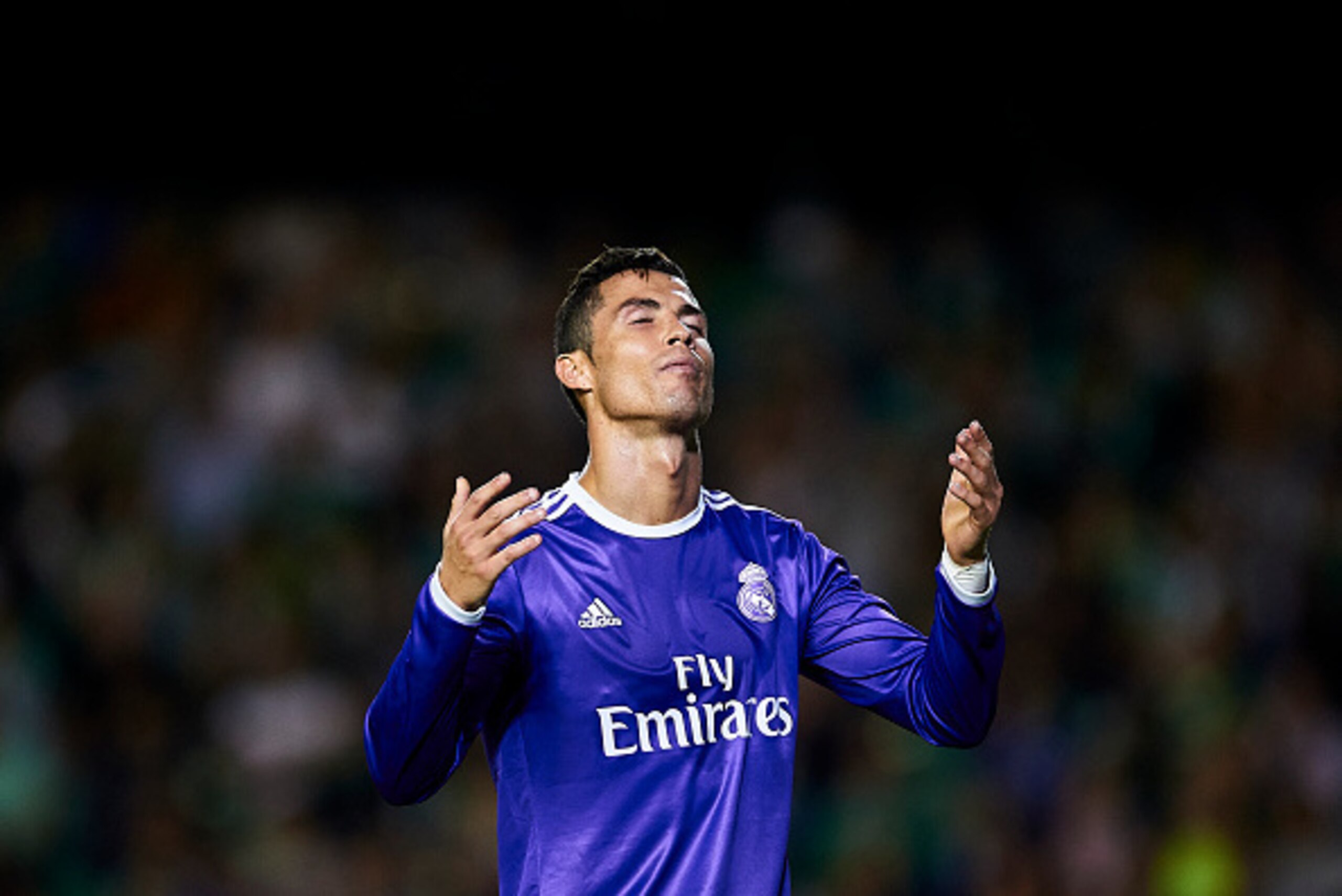 SEVILLE, SPAIN - OCTOBER 15:  Cristiano Ronaldo of Real Madrid CF reacts during the match between Real Betis Balompie and Real Madrid CF as part of La Liga at Benito Villamrin stadium October 15, 2016 in Seville, Spain.  (Photo by Aitor Alcalde/Getty Imag