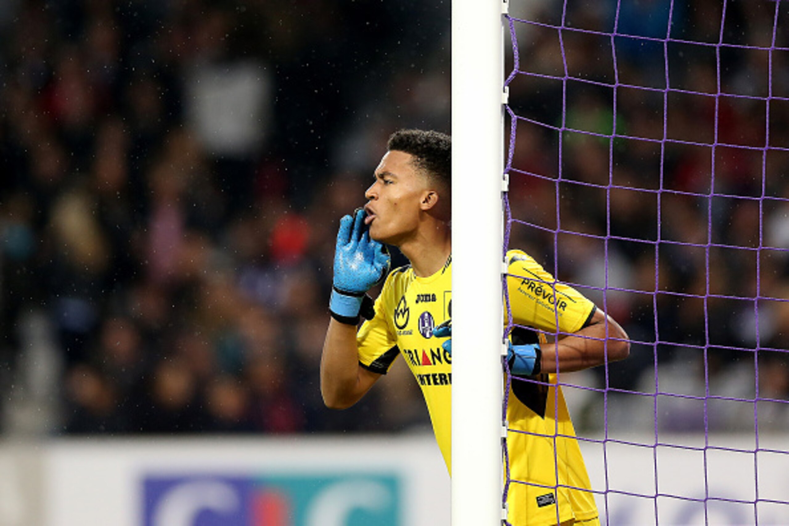 TOULOUSE, FRANCE - OCTOBER 14:  Alban Lafont of Toulouse gestures during the French Ligue 1 match between Toulouse and Monaco at Stadium on October 14, 2016 in Toulouse, France.  (Photo by Romain Perrocheau/Getty Images)
