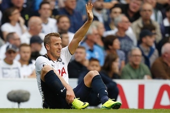 Tottenham Hotspur's English striker Harry Kane gestures to the bench after picking up an injury during the English Premier League football match between Tottenham Hotspur and Sunderland at White Hart Lane in London, on September 18, 2016. / AFP / Ian KING