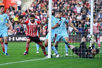 SOUTHAMPTON, ENGLAND - OCTOBER 16:  Charlie Austin of Southampton (10) celebrates as he scores their first goal during the Premier League match between Southampton and Burnley at St Mary's Stadium on October 16, 2016 in Southampton, England.  (Photo by Mi