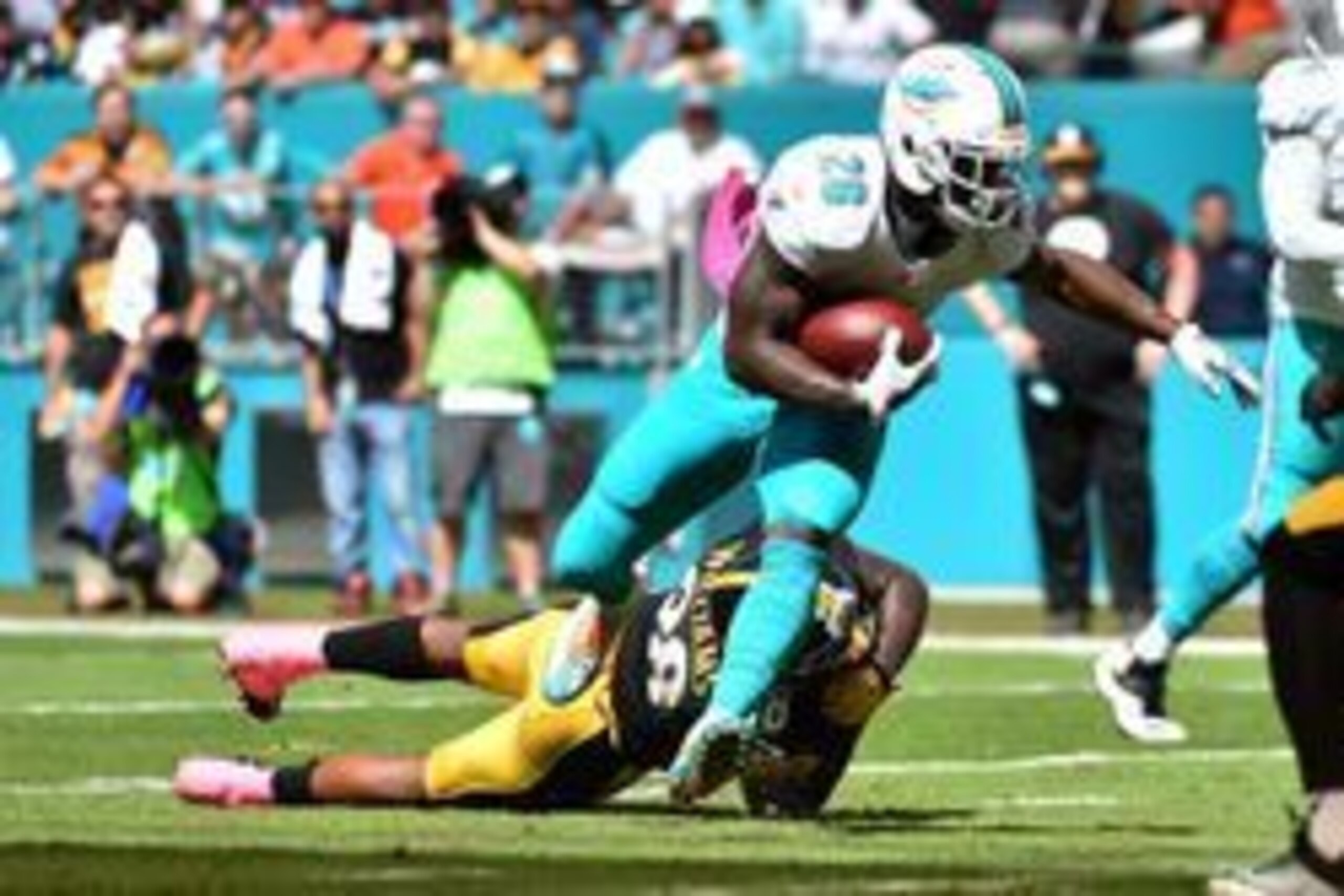 Oct 16, 2016; Miami Gardens, FL, USA;  Miami Dolphins running back Damien Williams (26) runs the ball past Pittsburgh Steelers wide receiver Darrius Heyward-Bey (88) during the first half at Hard Rock Stadium. Mandatory Credit: Jasen Vinlove-USA TODAY Spo